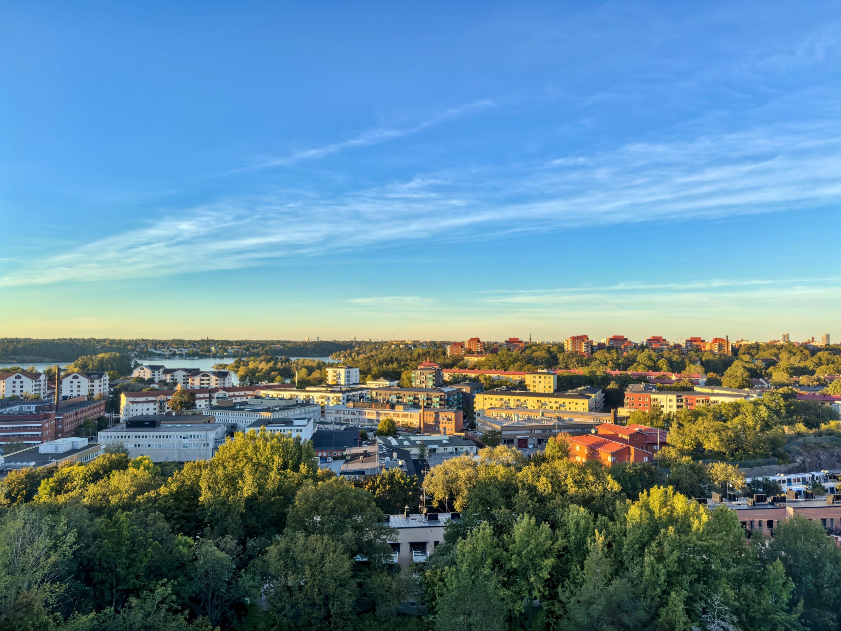 Härlig utsikt med sjöglimt av Mälaren