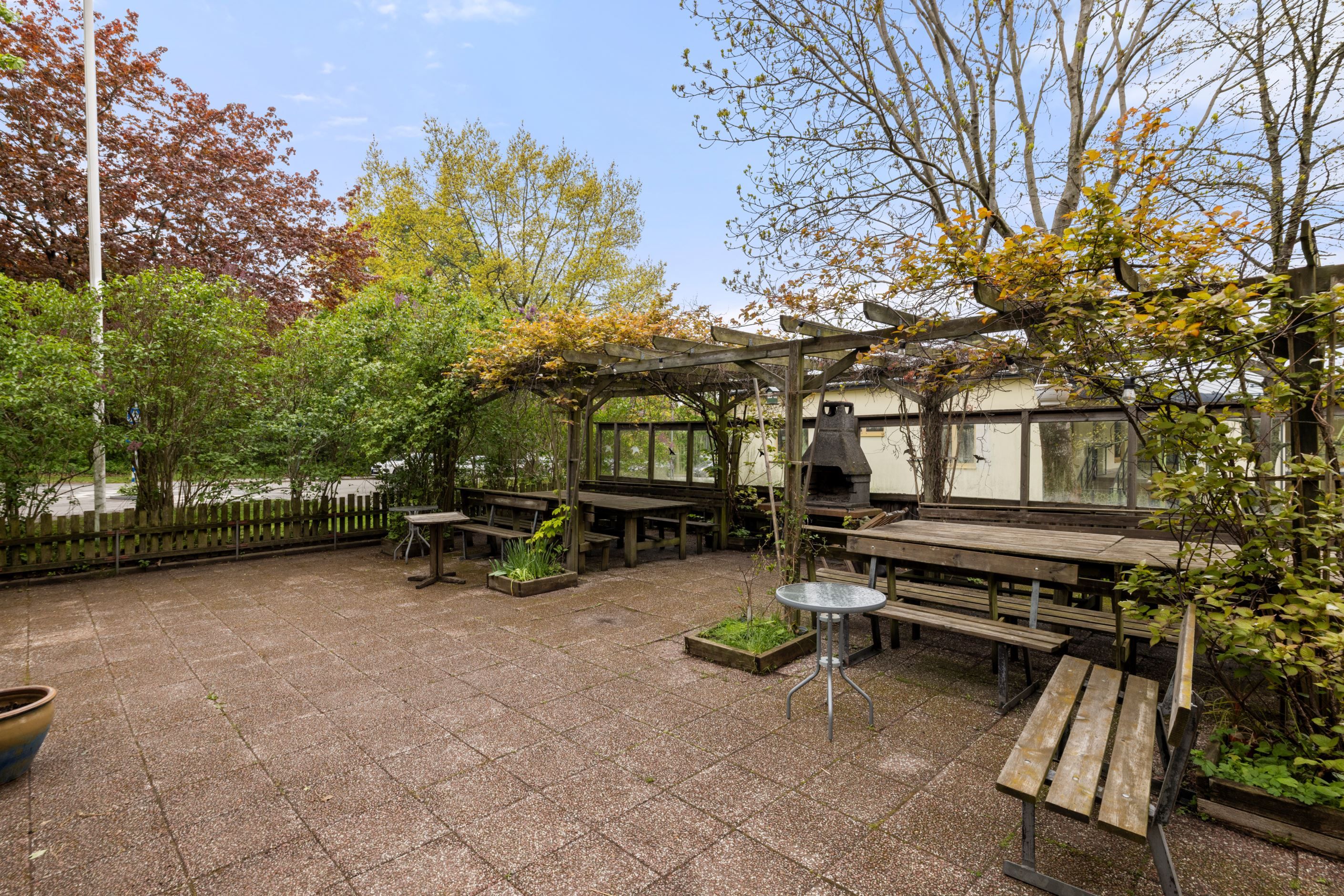 Trevlig pergola med grillmöjlighet