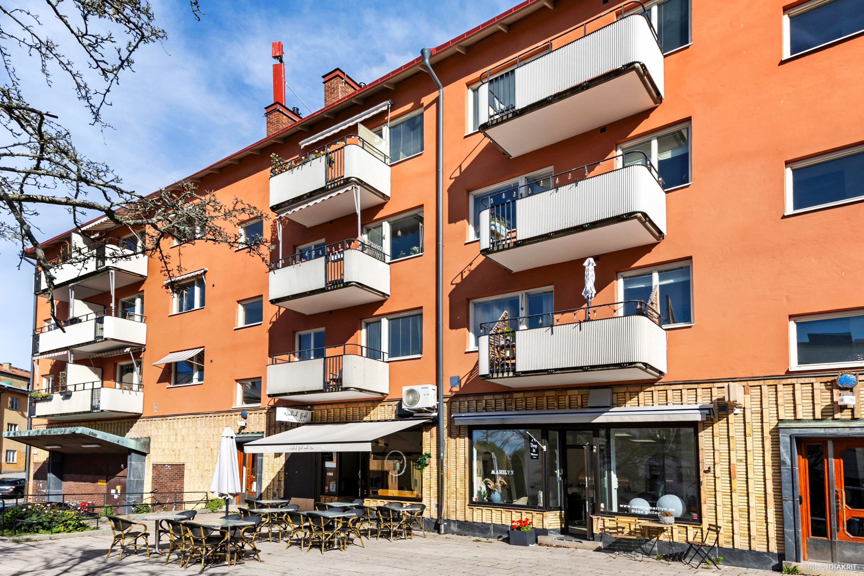 Restaurang snett över gatan