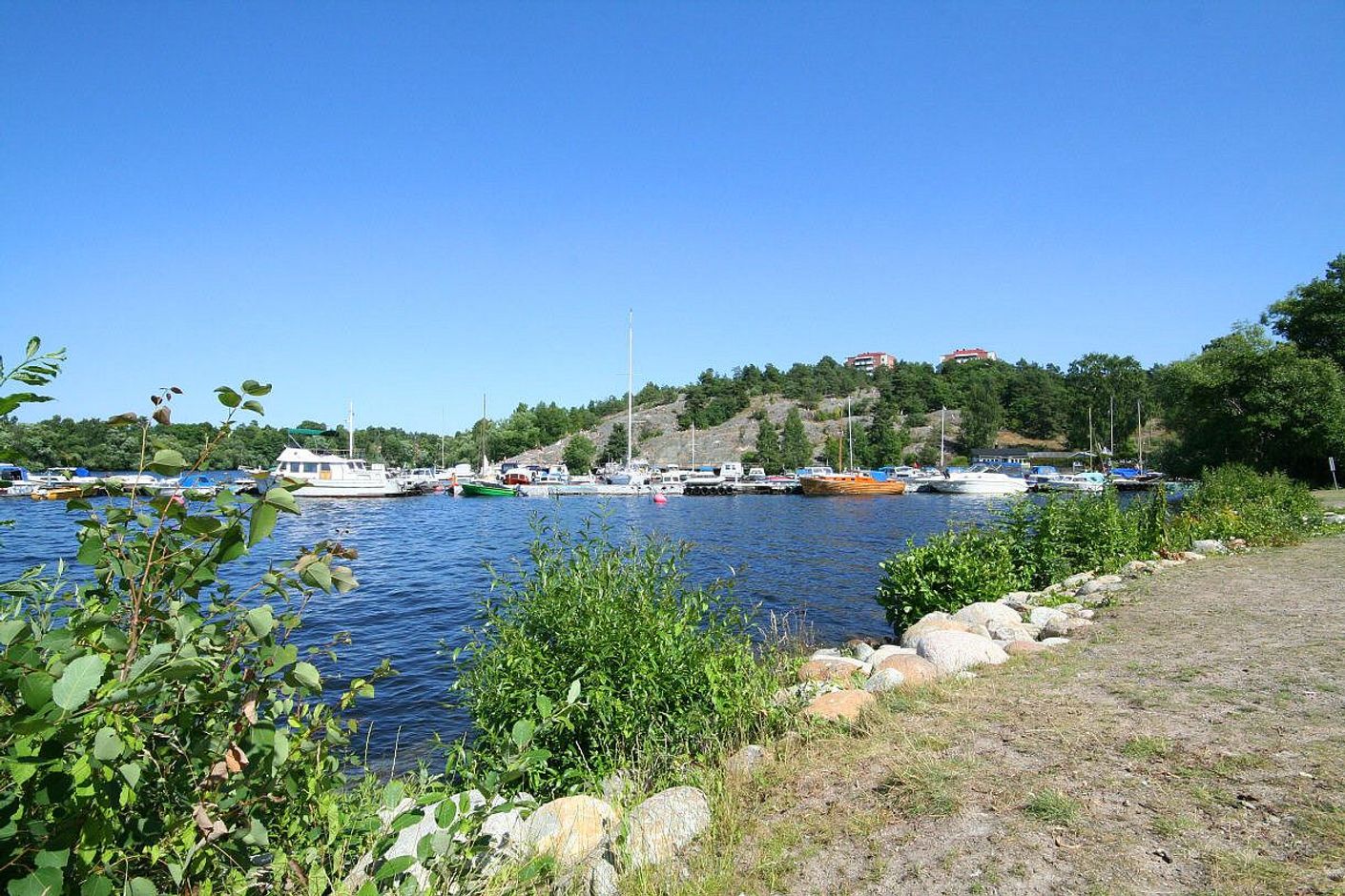 Småbåtshamn nere vid HägerstenshamnenVinterviken