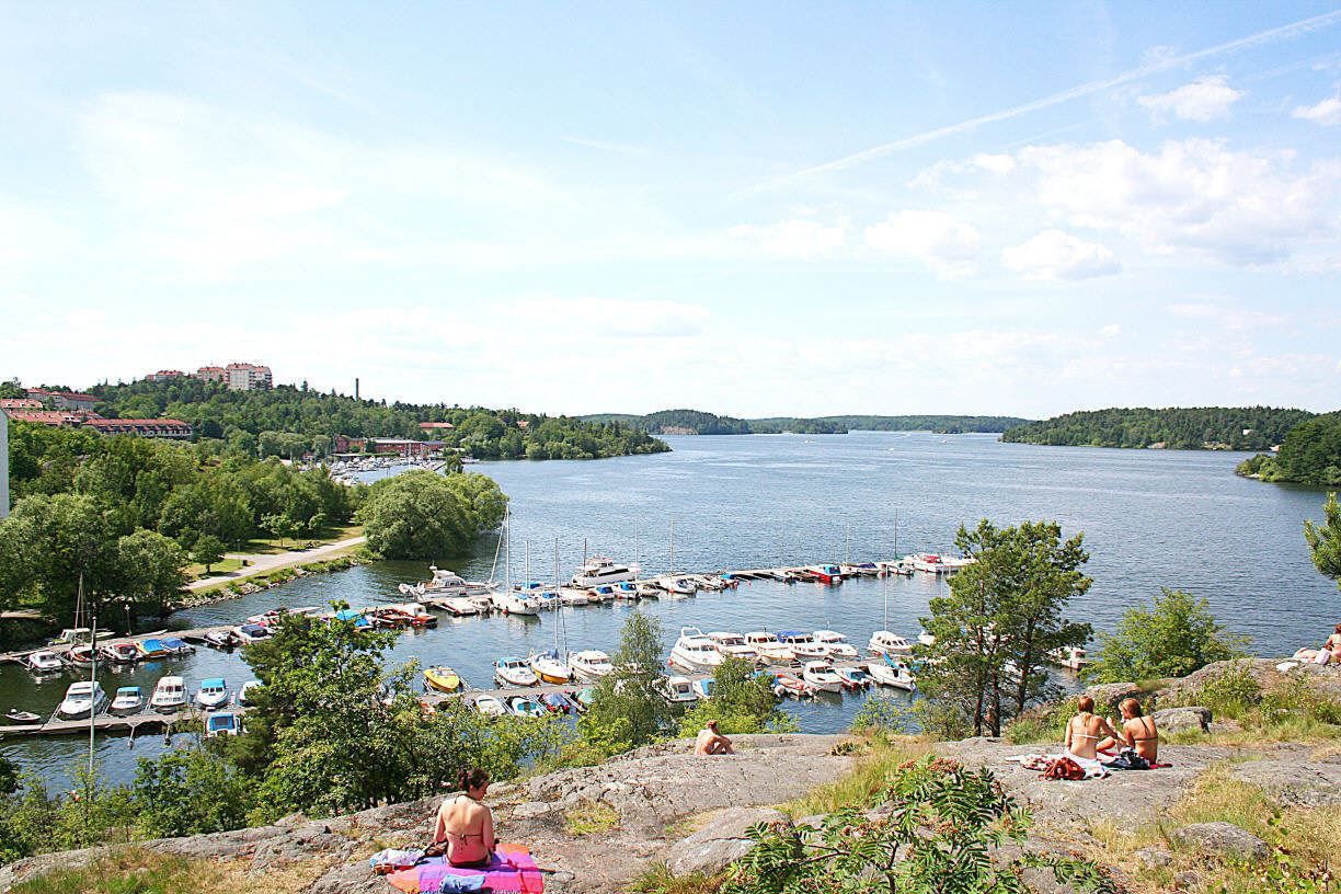 Badklippor vid Mälaren ovanför Hägerstenshamnen