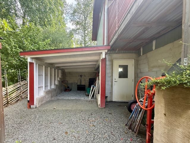 Carport bakom gäststugan