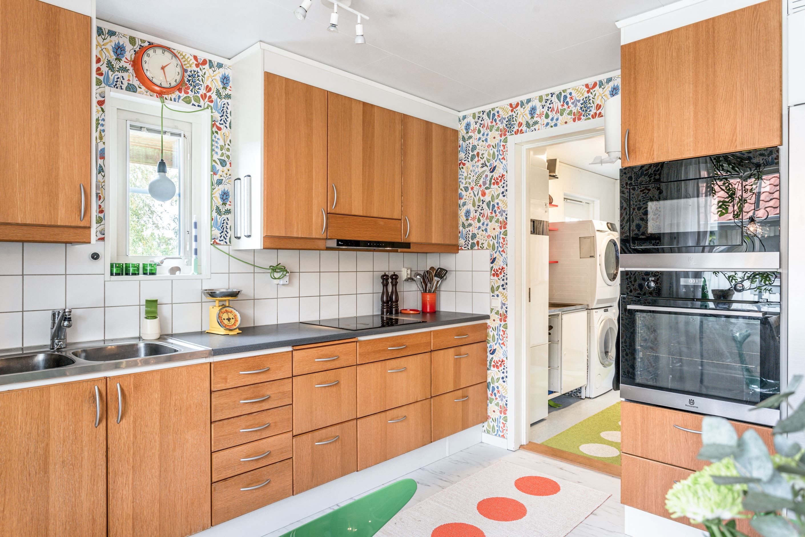 Kök mot tvättstuga / groventré