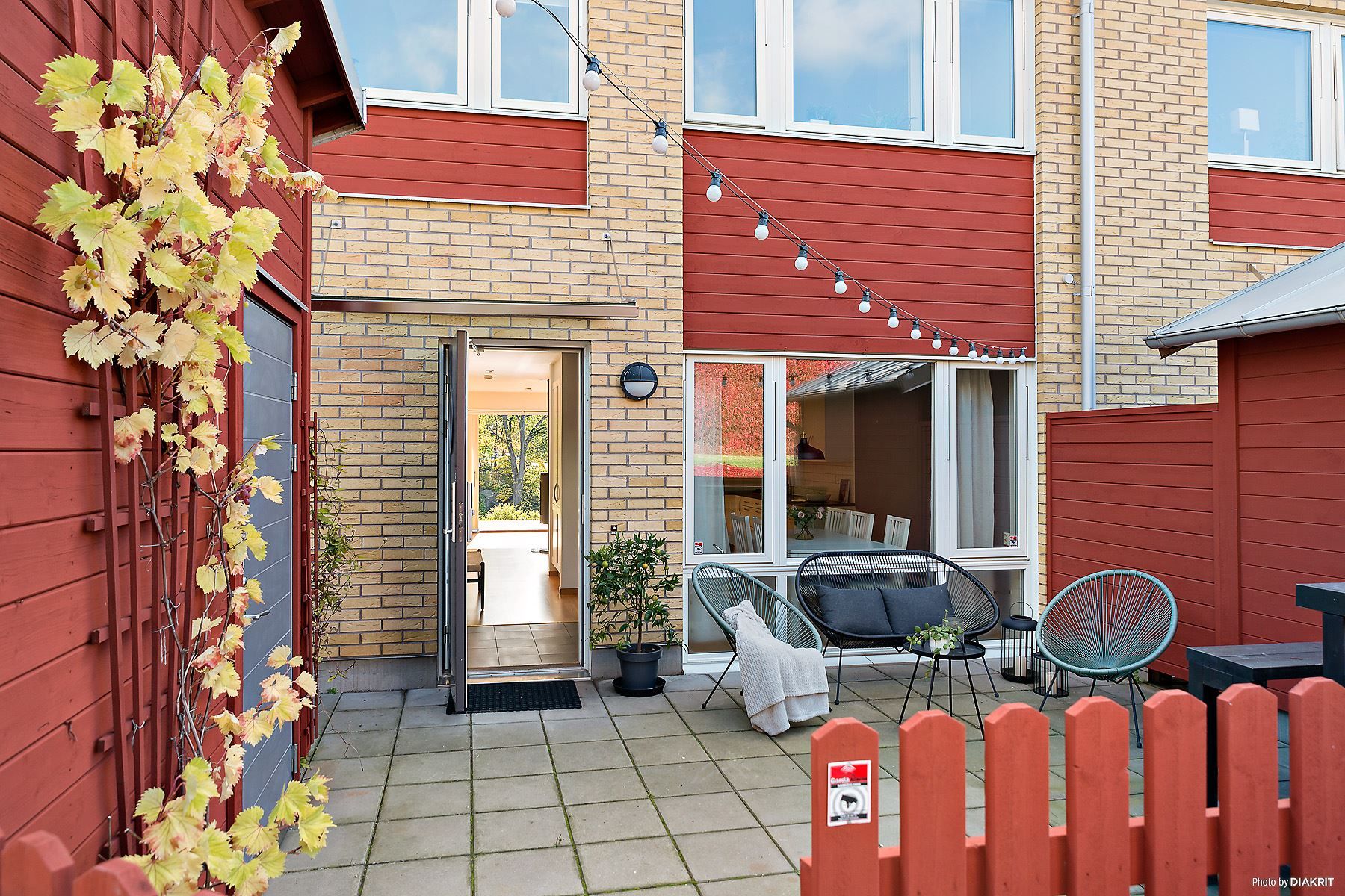 Stensatt uteplats på framsidan