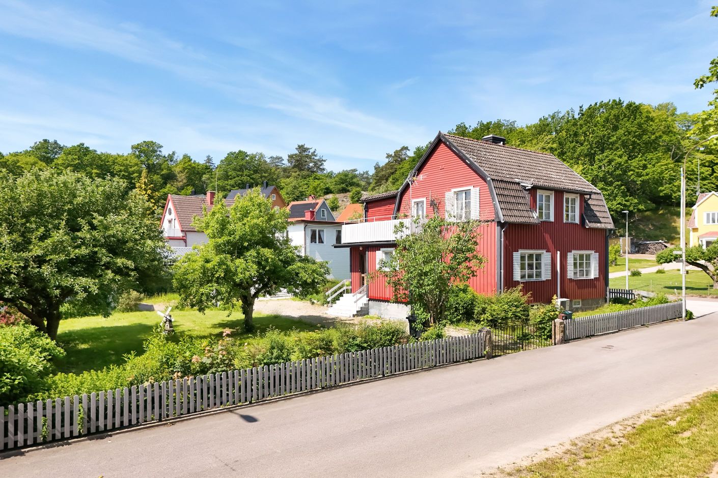 Bägge husen utifrån gatan