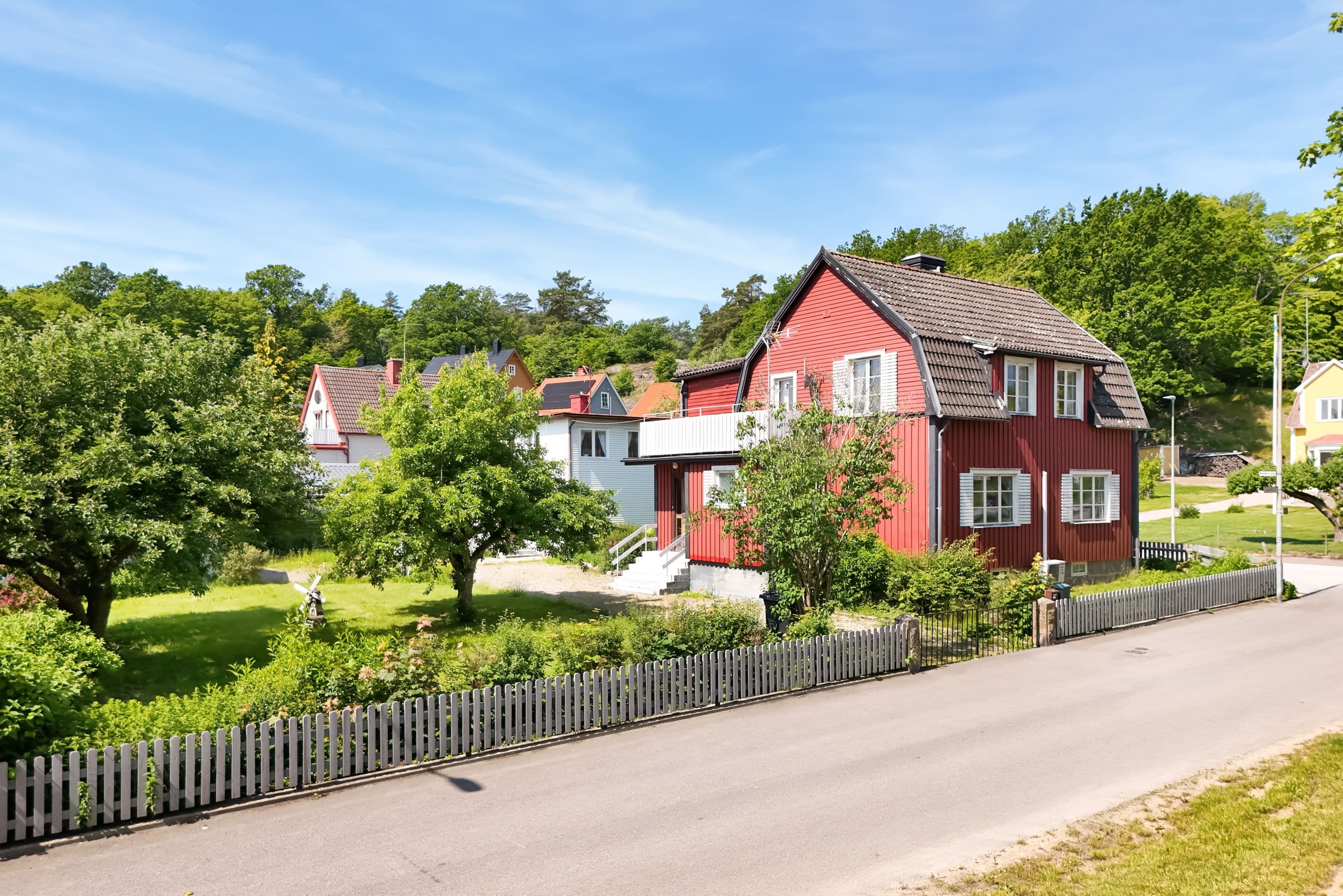 Bägge husen utifrån gatan