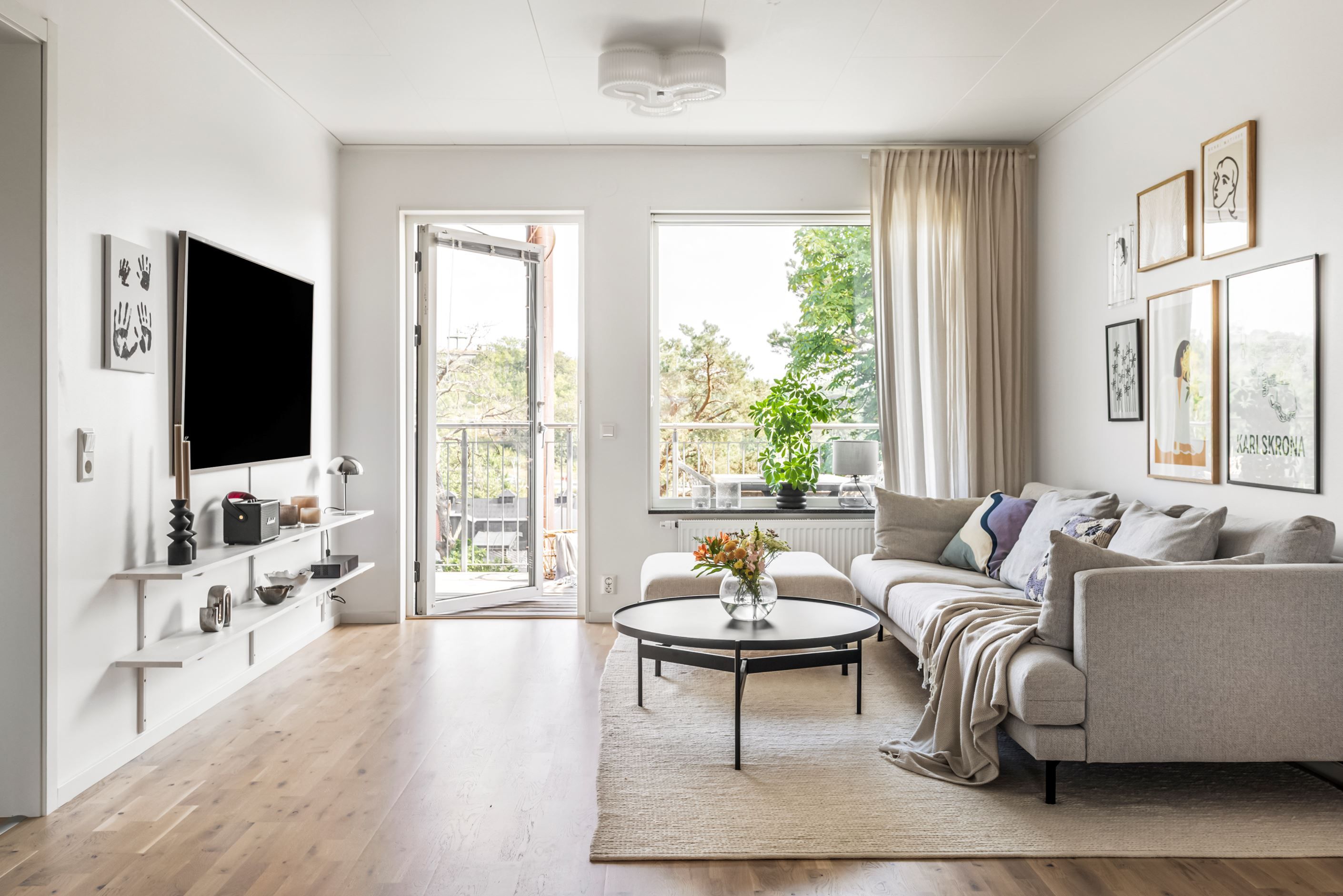 Vardagsrum med utgång till balkong