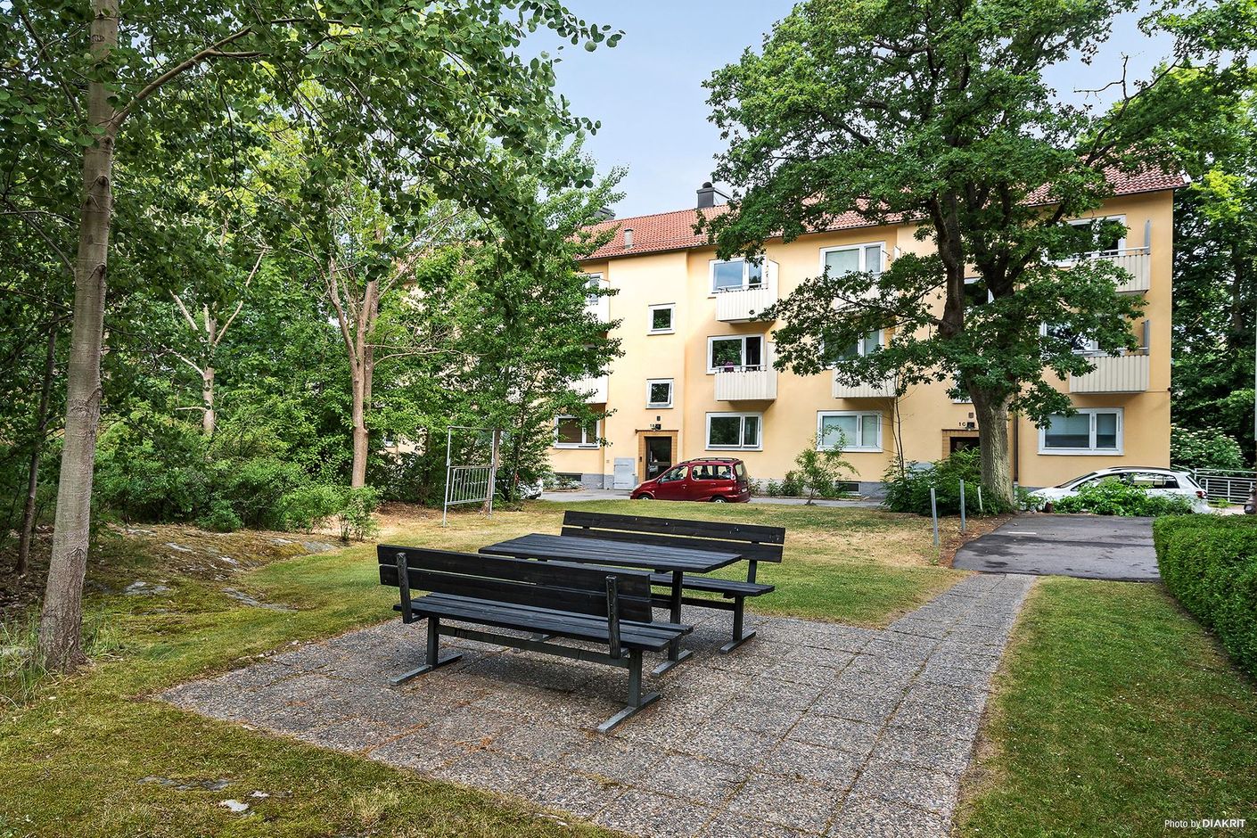 Bostadsrättsföreningen är belägen i gröna omgivningar.