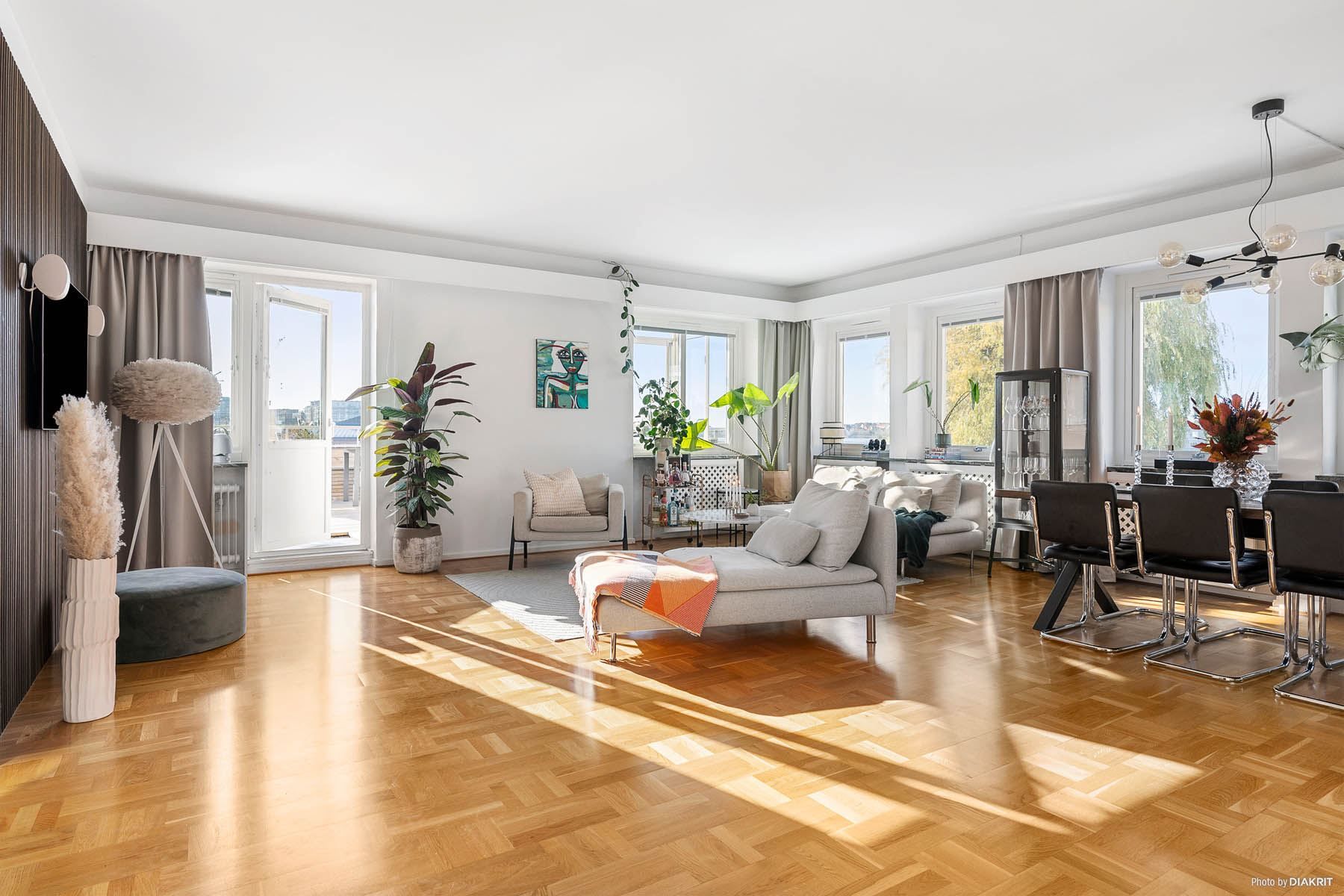 Allrum med utgång till stor terrassbalkong