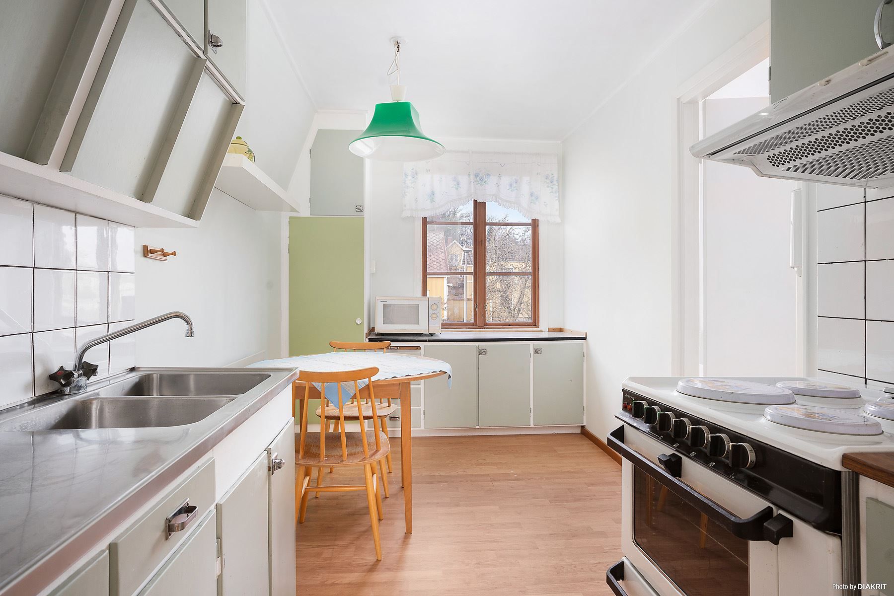 Röda huset, lägenhet 2 (övre plan)