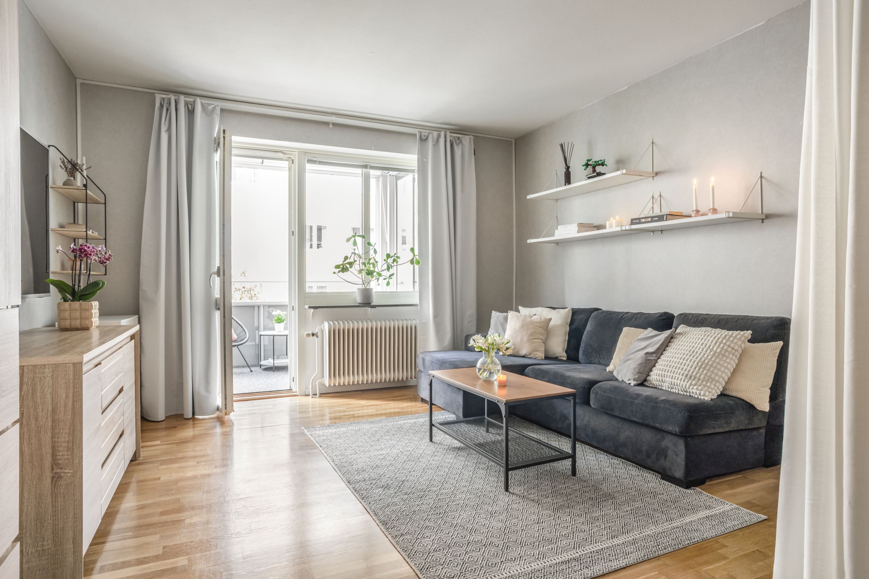 Vardagsrum med utgång till balkong