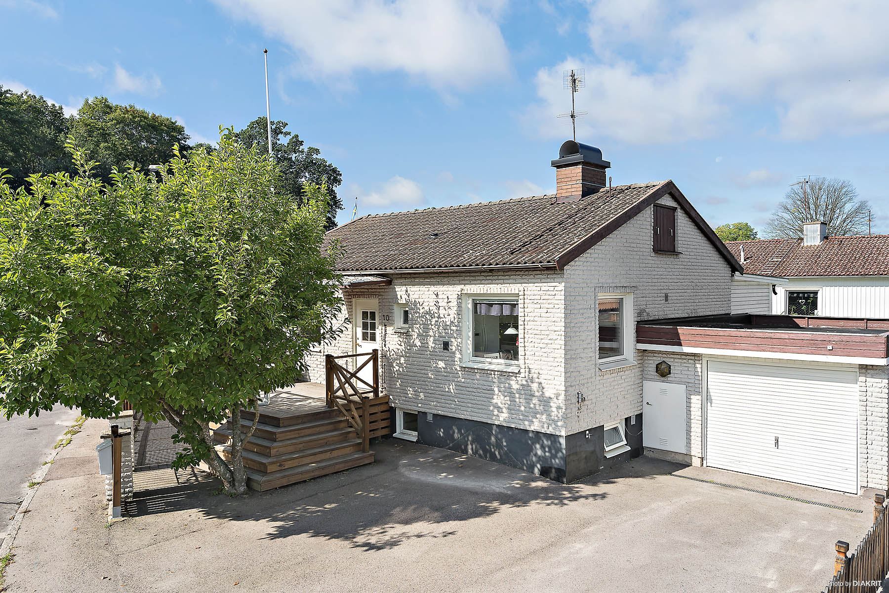 Fasad med garage