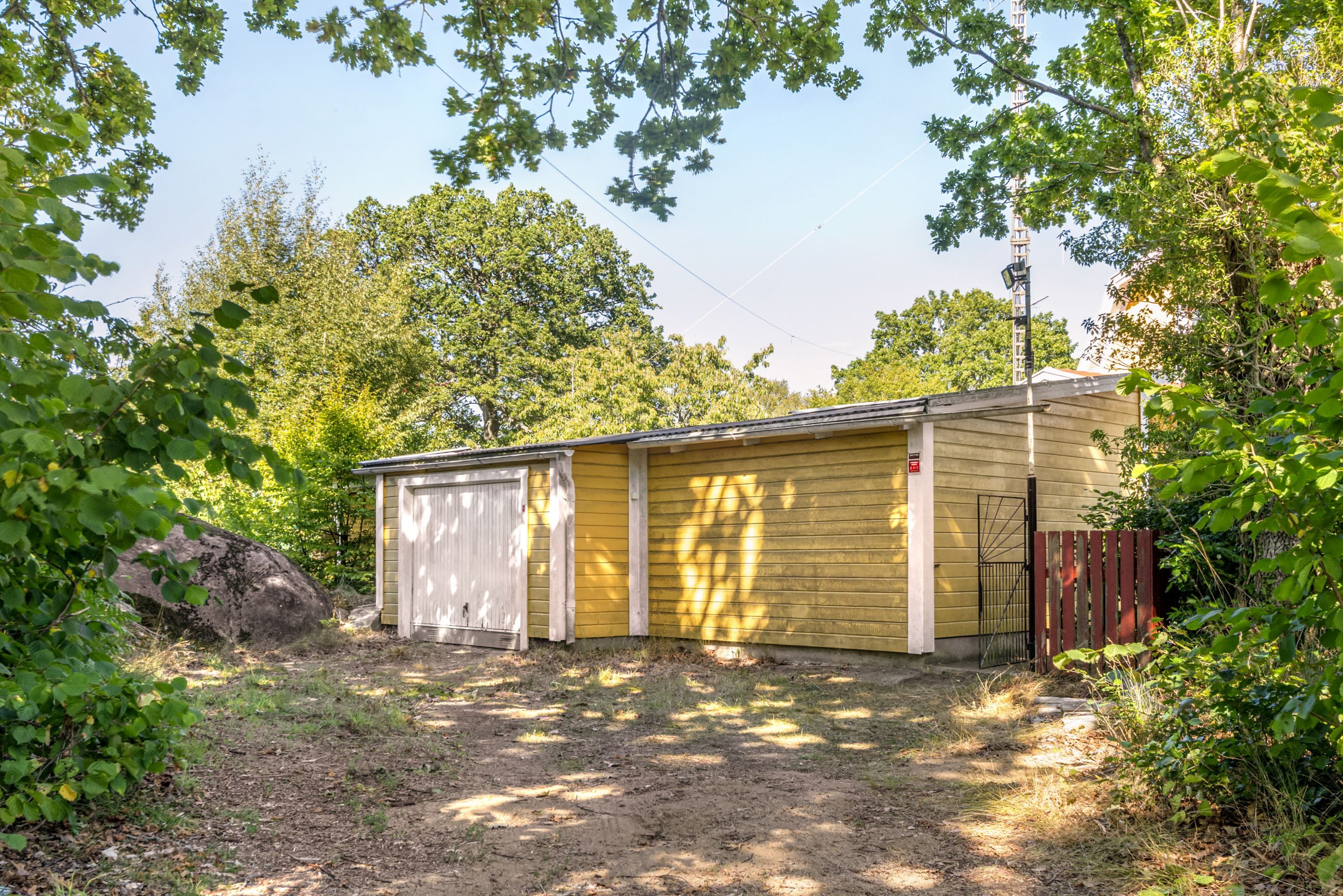 Garage med plats för en bil