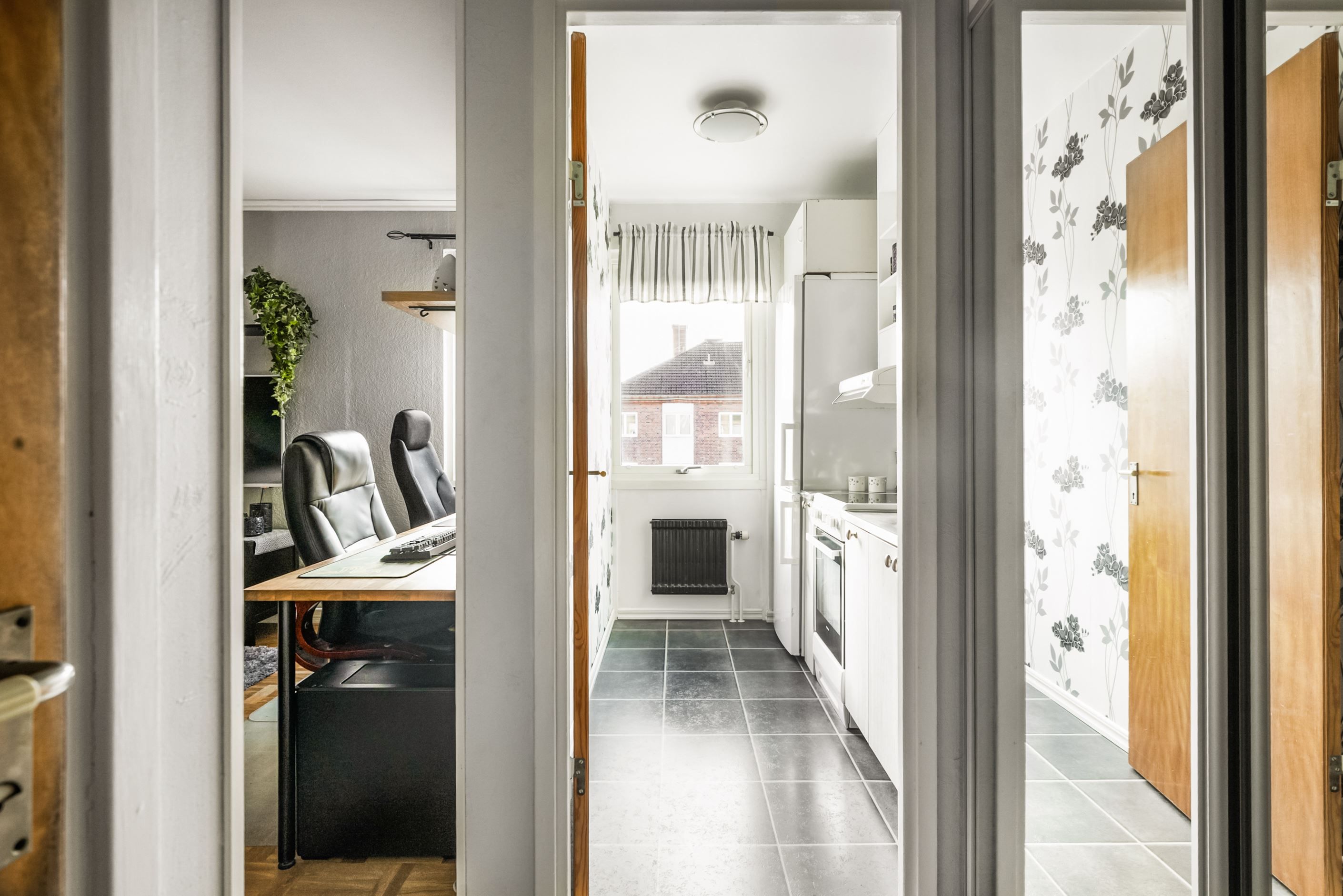 Från hall mot allrum och kök