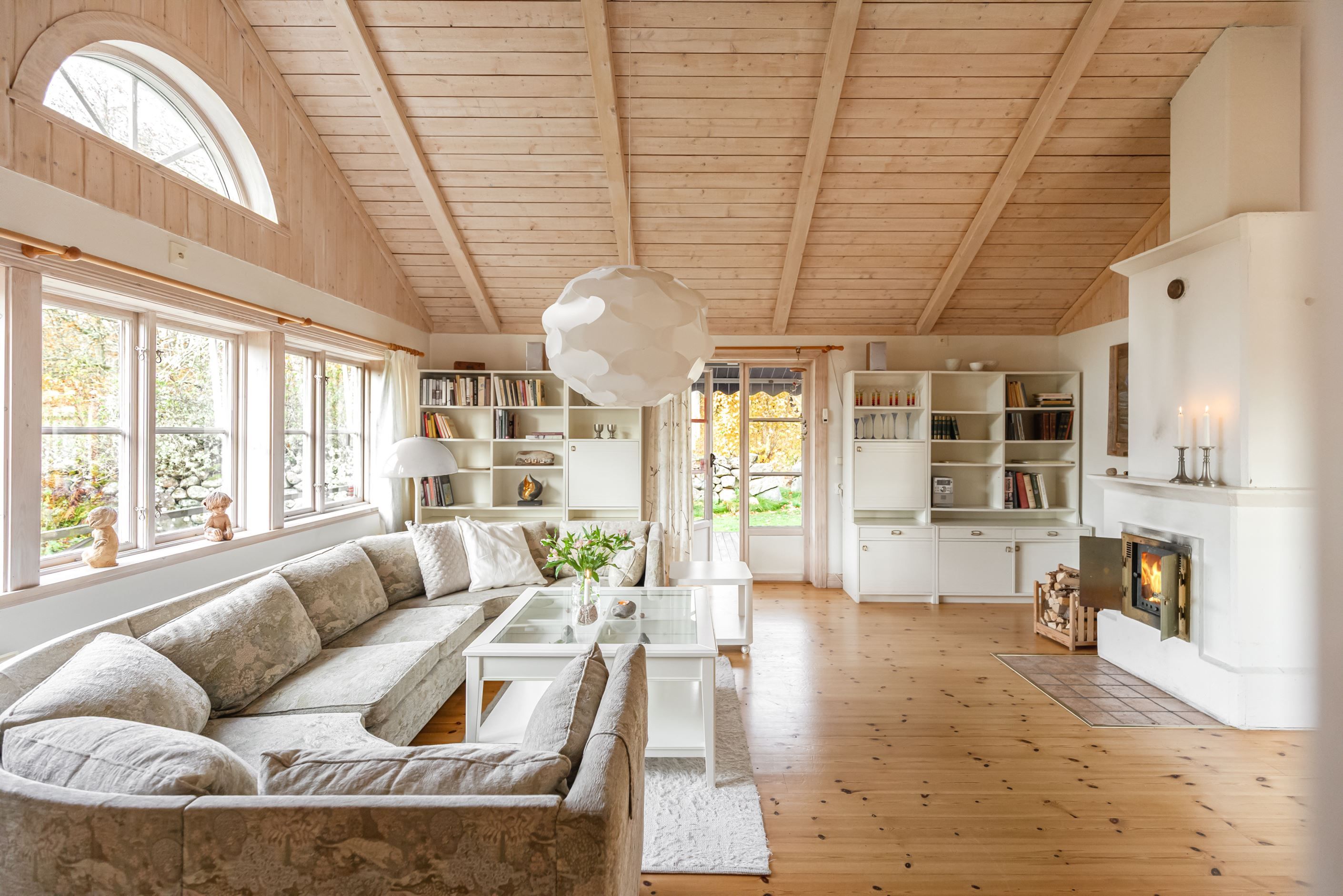 Vardagsrum med utgång till altan