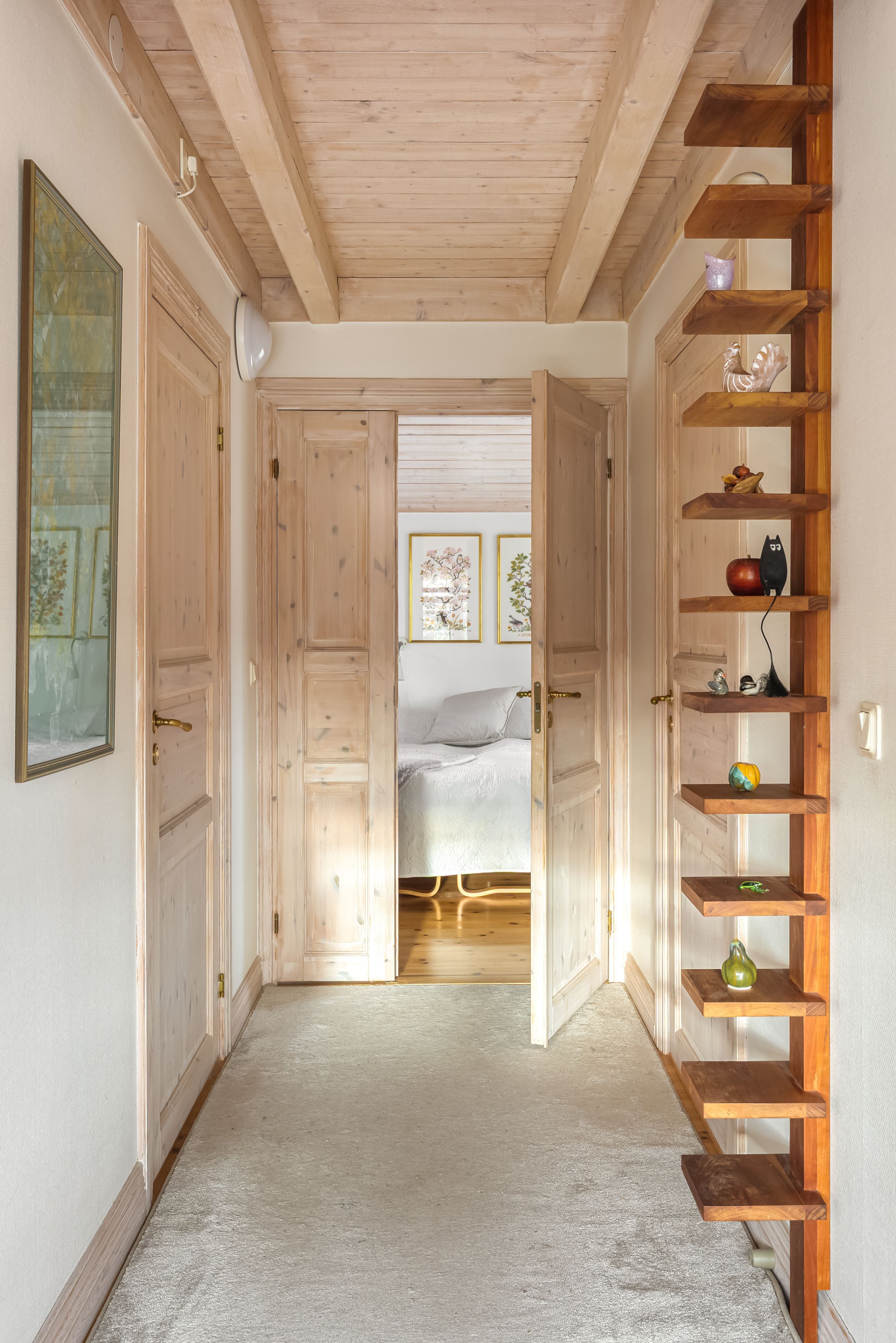 Mellanhall med sovrum, klädkammare och wc/dusch/tvätt