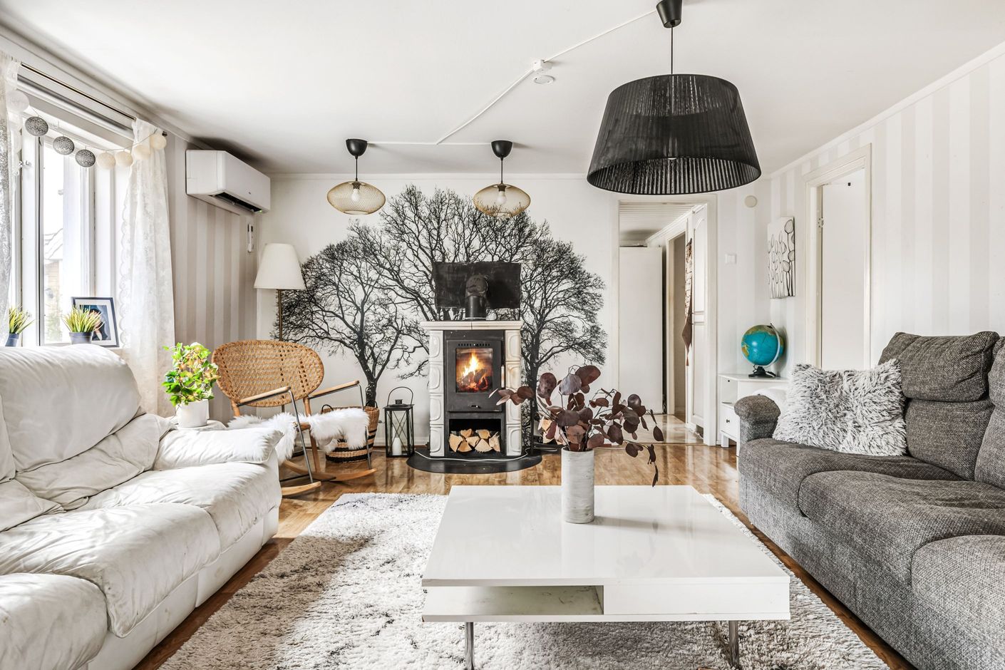 Vardagsrum med braskamin