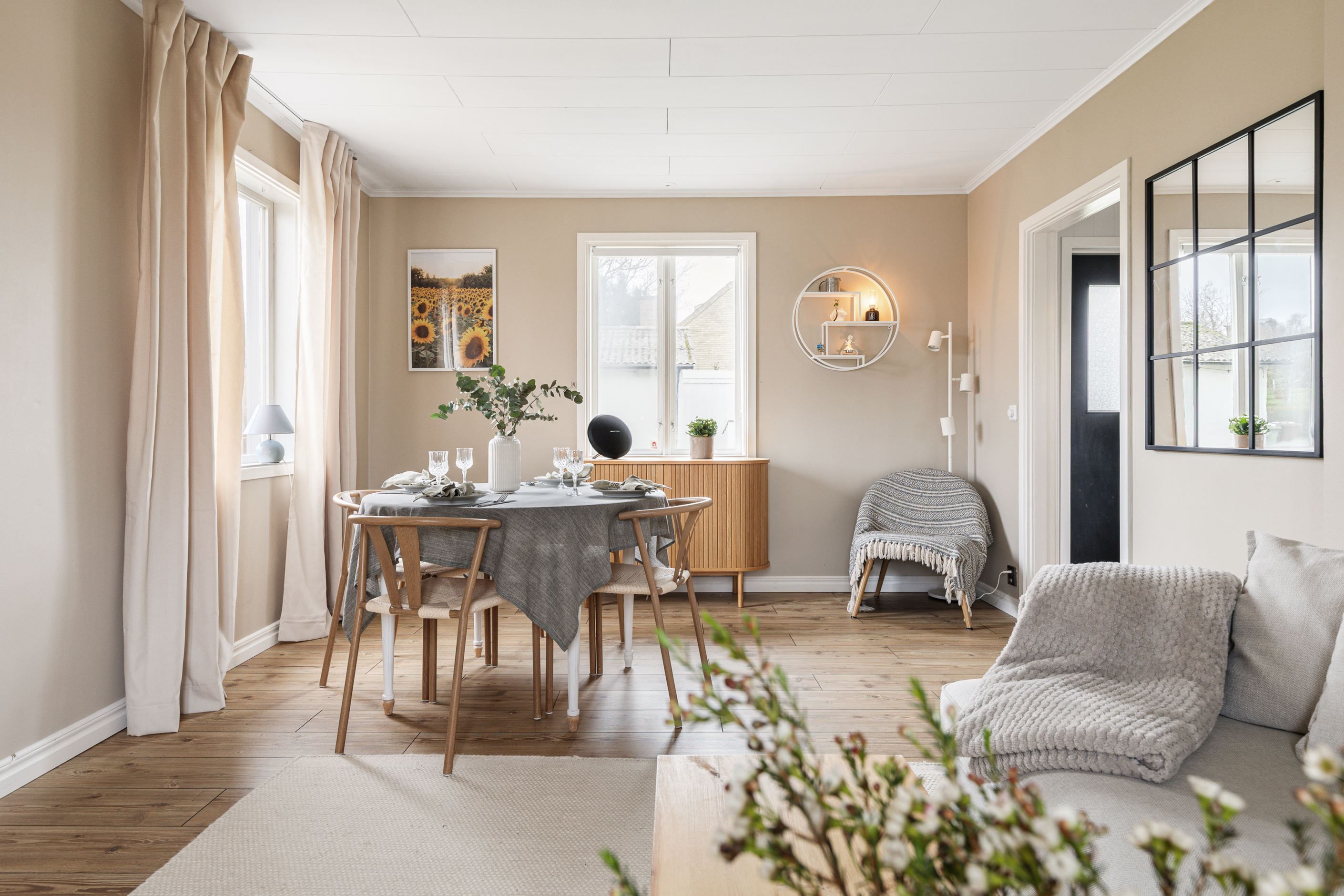 Vardagsrum med matplats