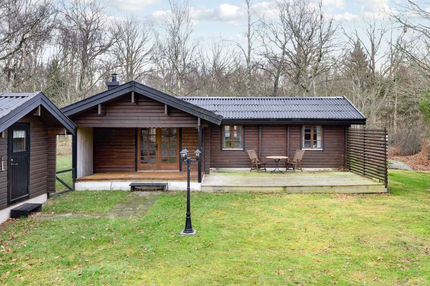 Baksida med gäststuga