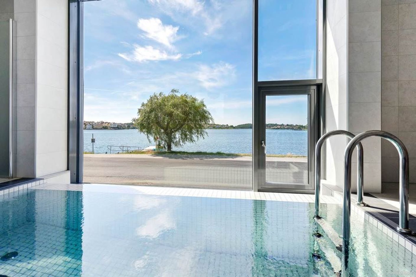 Föreningens Infinitypool med svårslagen utsikt