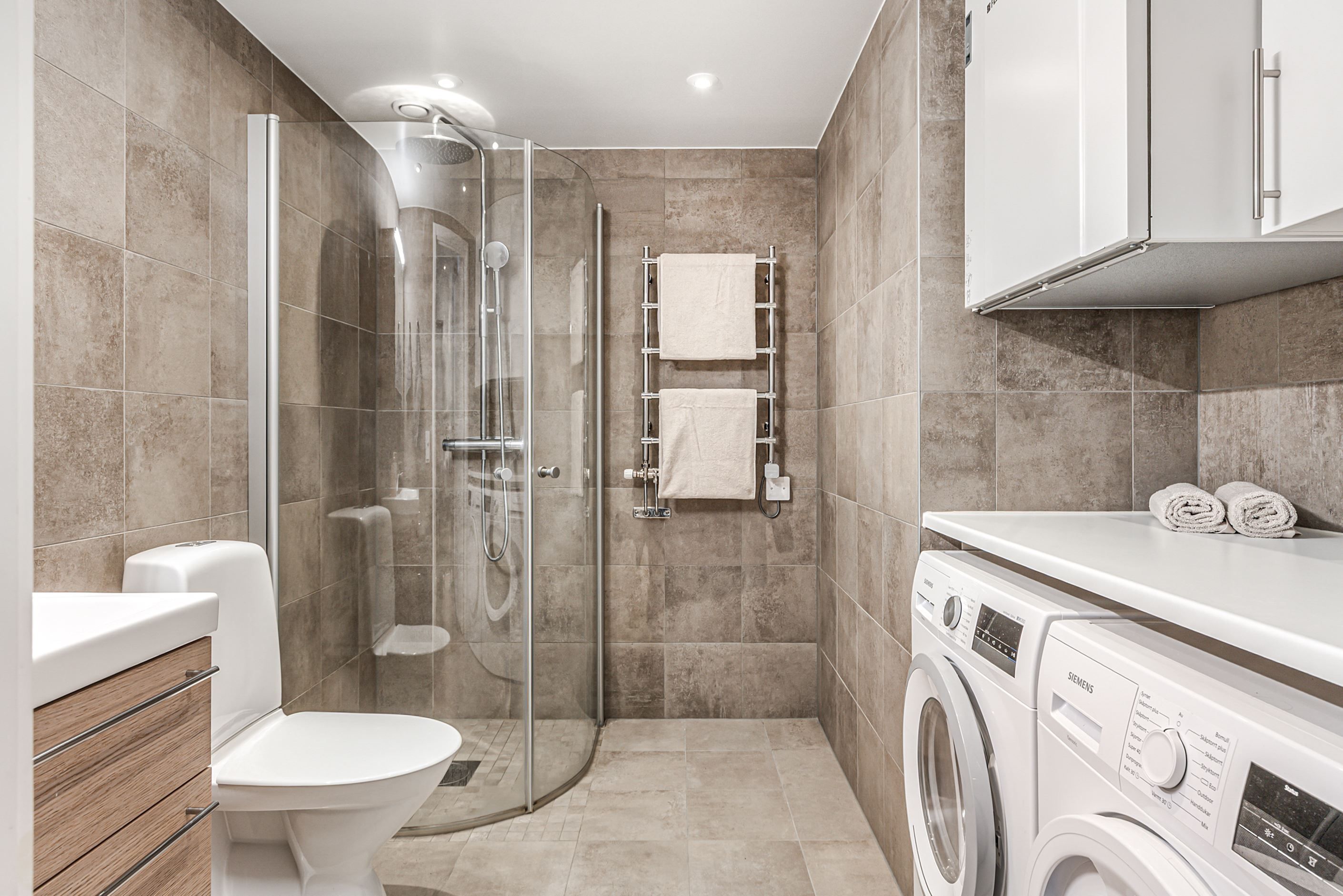 WC/Dusch med tvättmaskin och torktumlare