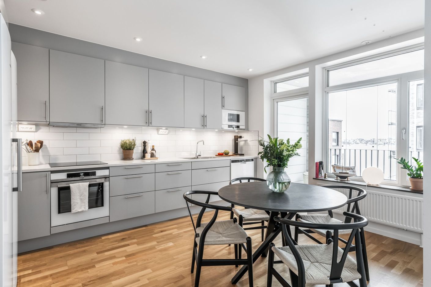 Kök med plats för matbord