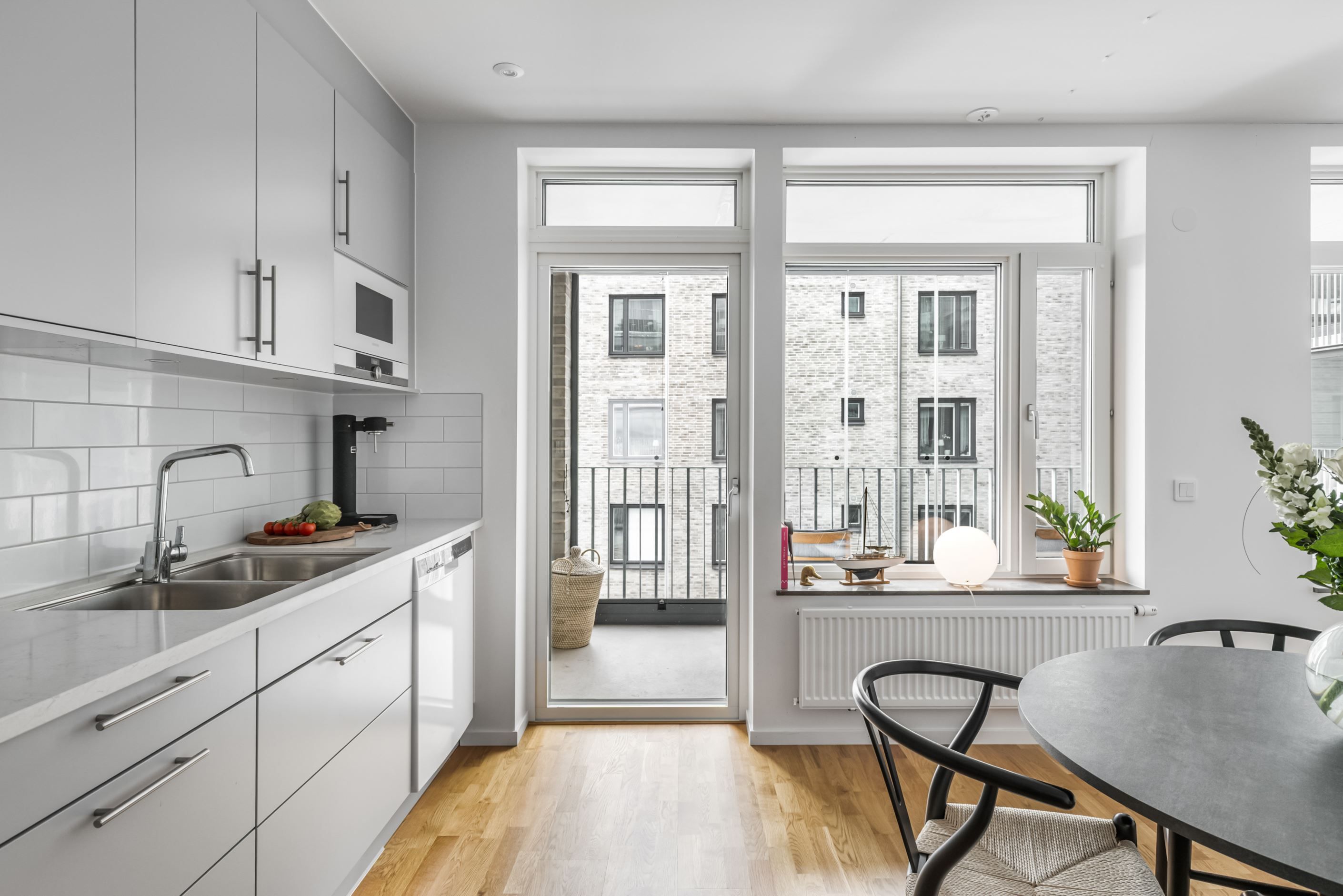 Kök med utgång till inglasad balkong