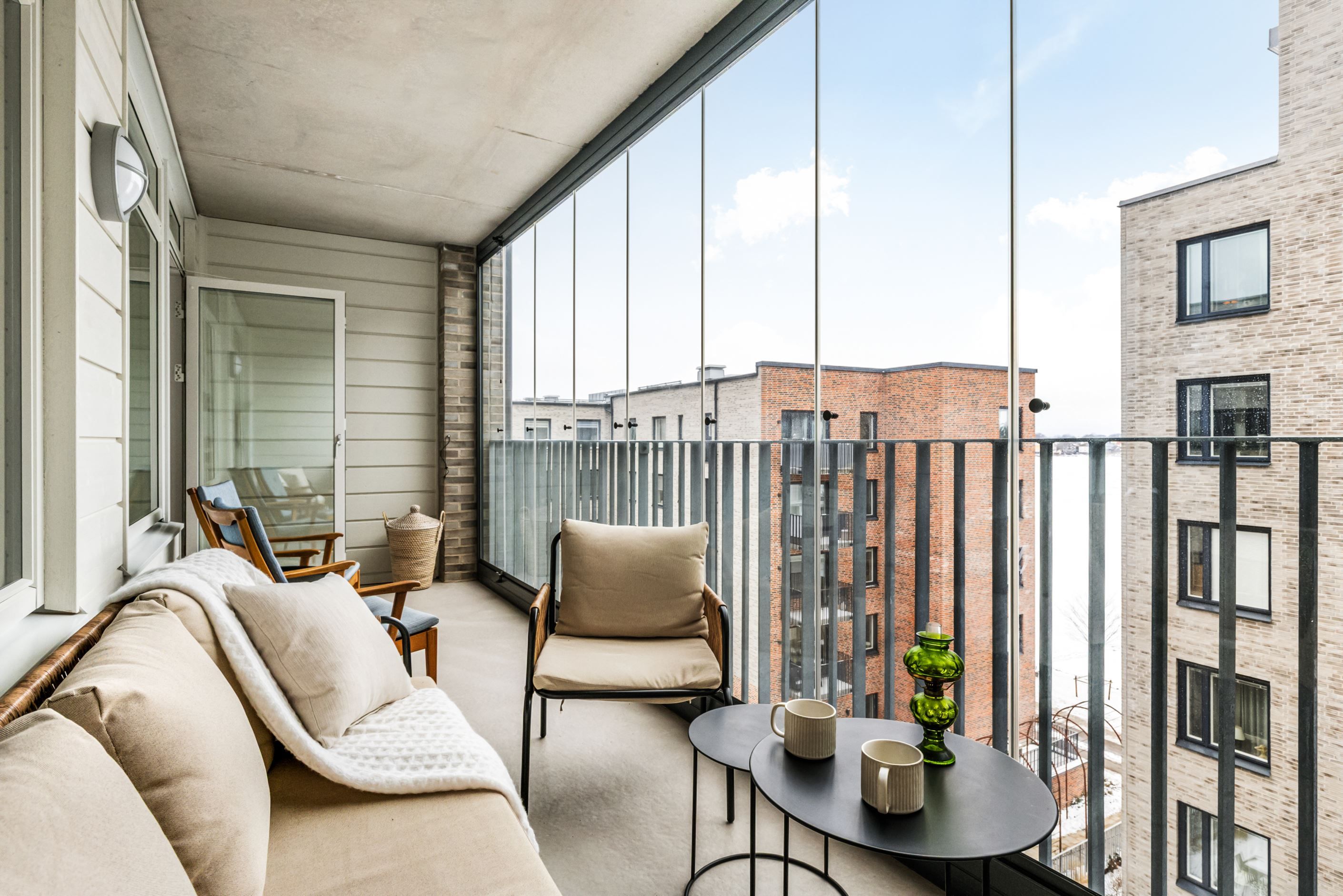 Inglasad balkong med havsutsikt