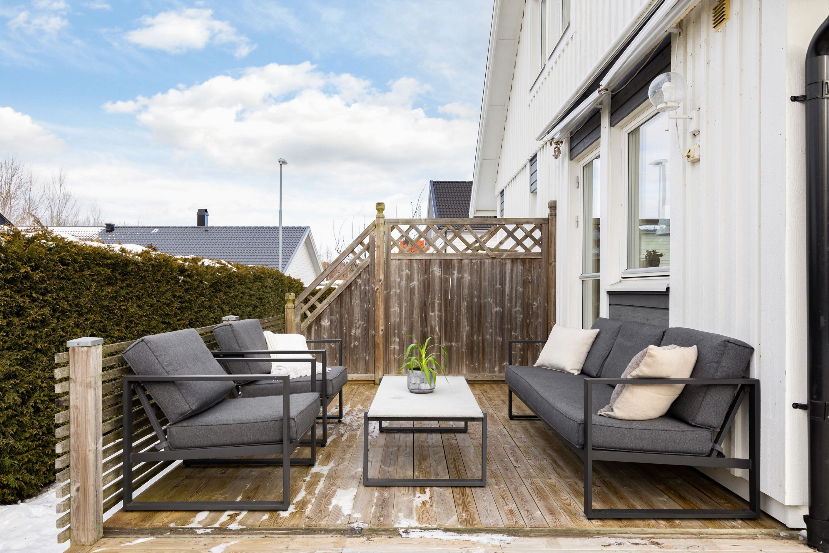 Även en härlig uteplats i västläge!