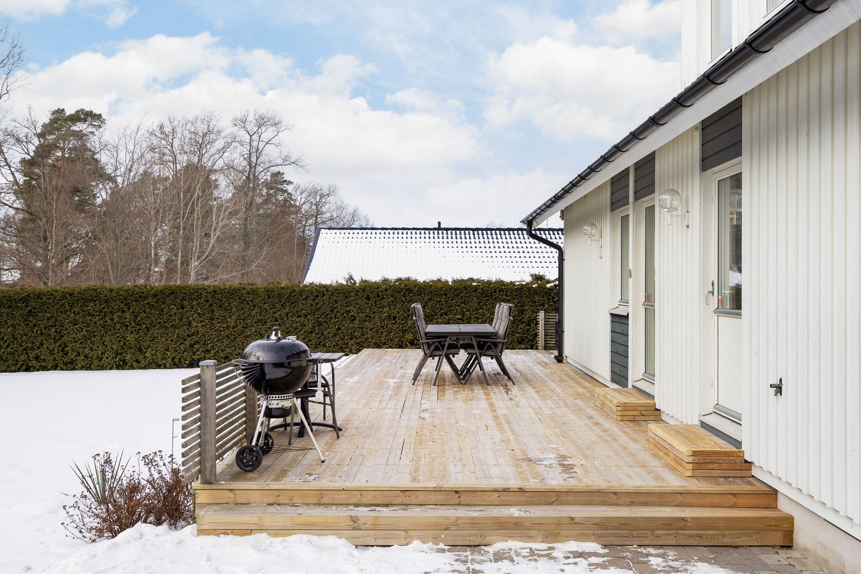 Generös uteplats i klockrent söderläge – perfekt för långa, soliga dagar och ljumma kvällar.