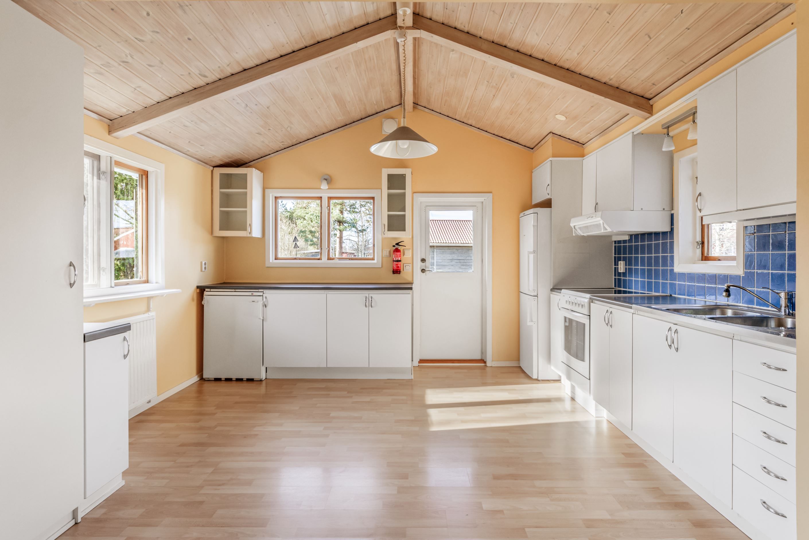 Rymligt kök med utgång till altan