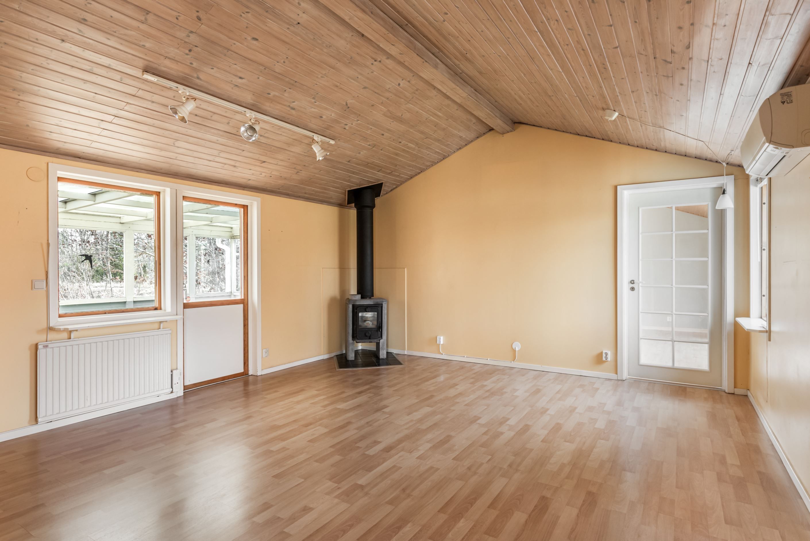 Vardagsrummet har även utgång till inglasat uterum