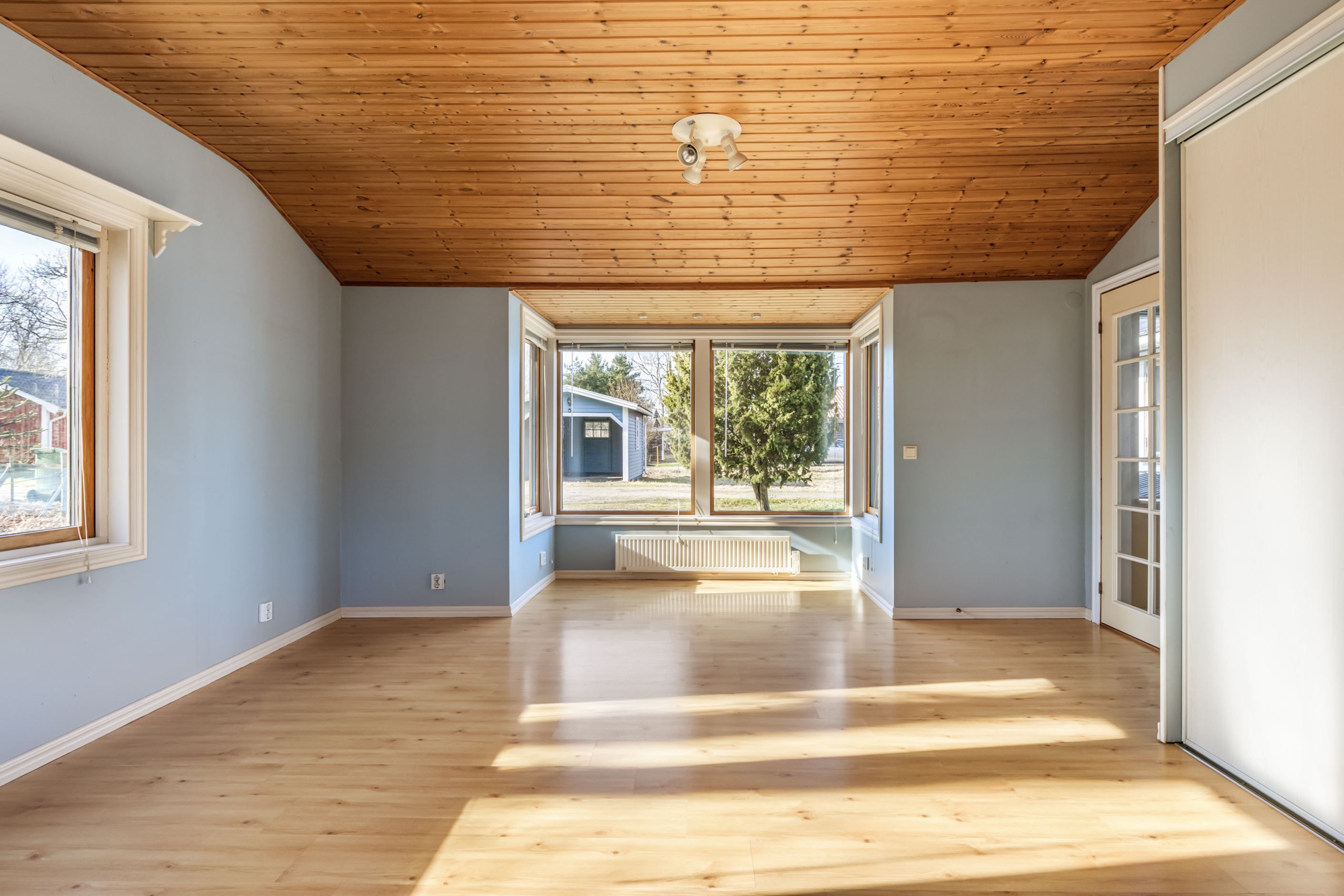 Rummet har en flexibel användning och kan vara ett stort sovrum eller vardagsrum