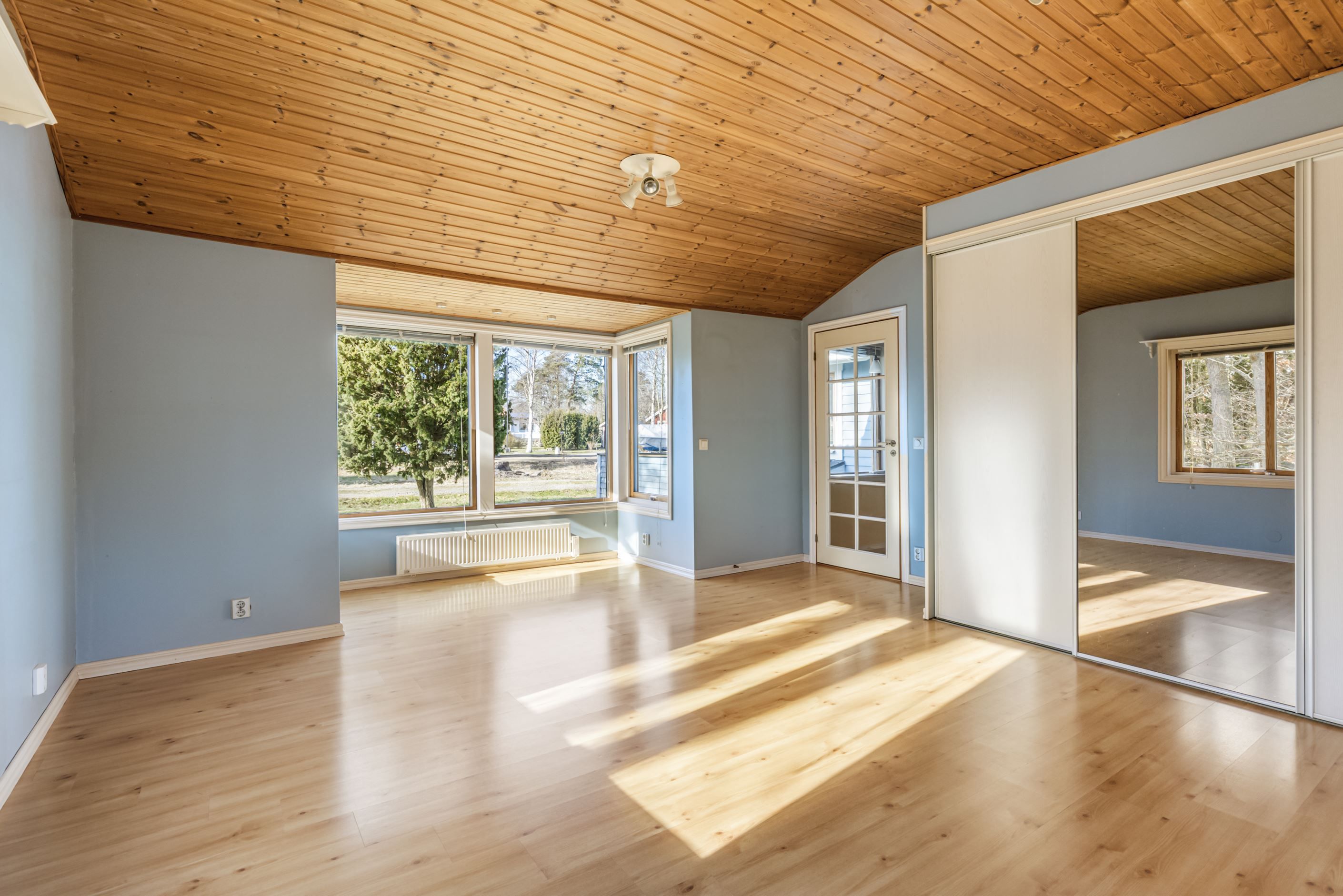 Stort rum med garderober och flexibel användning