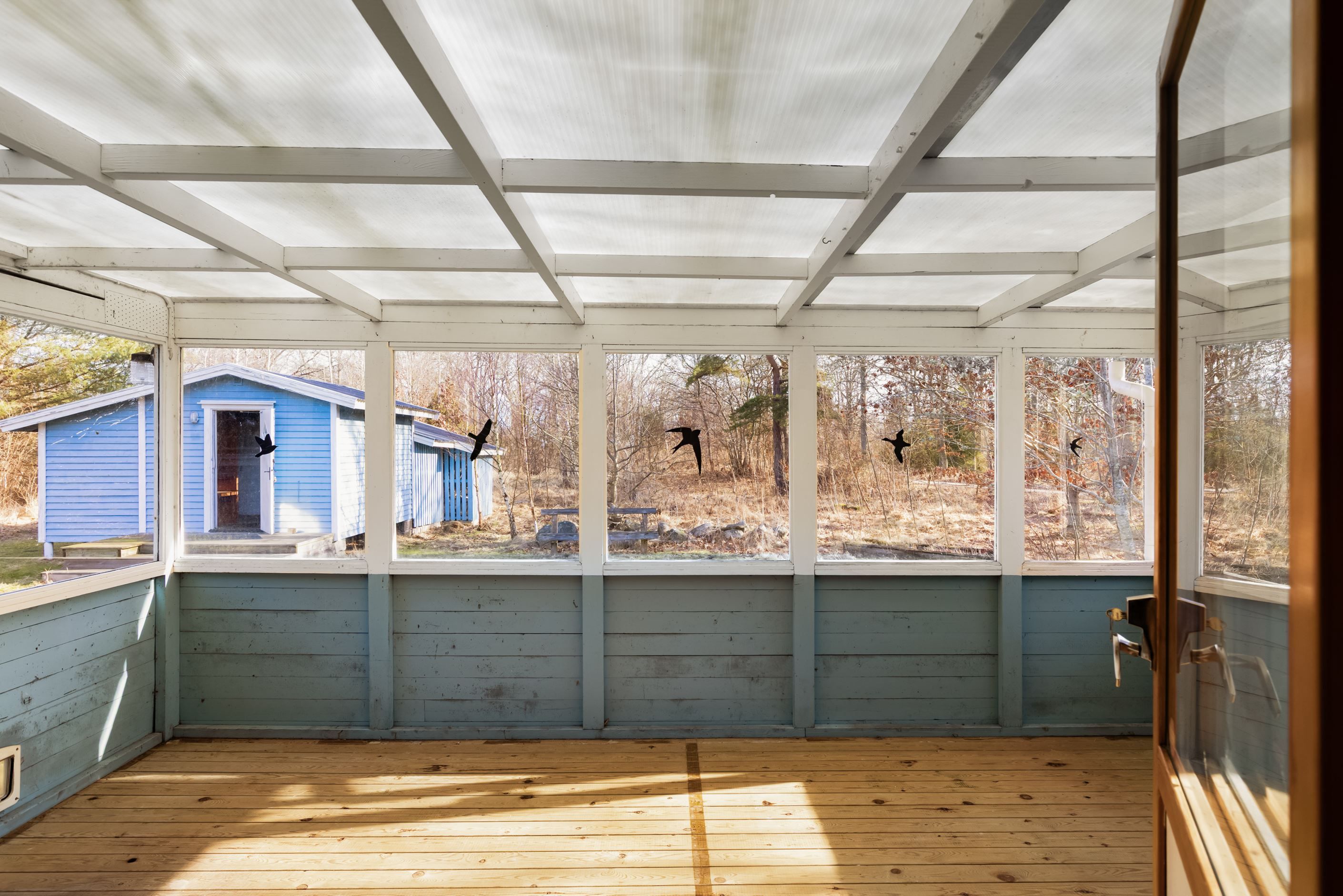 Vardagsrummet har utgång till inglassad balkong