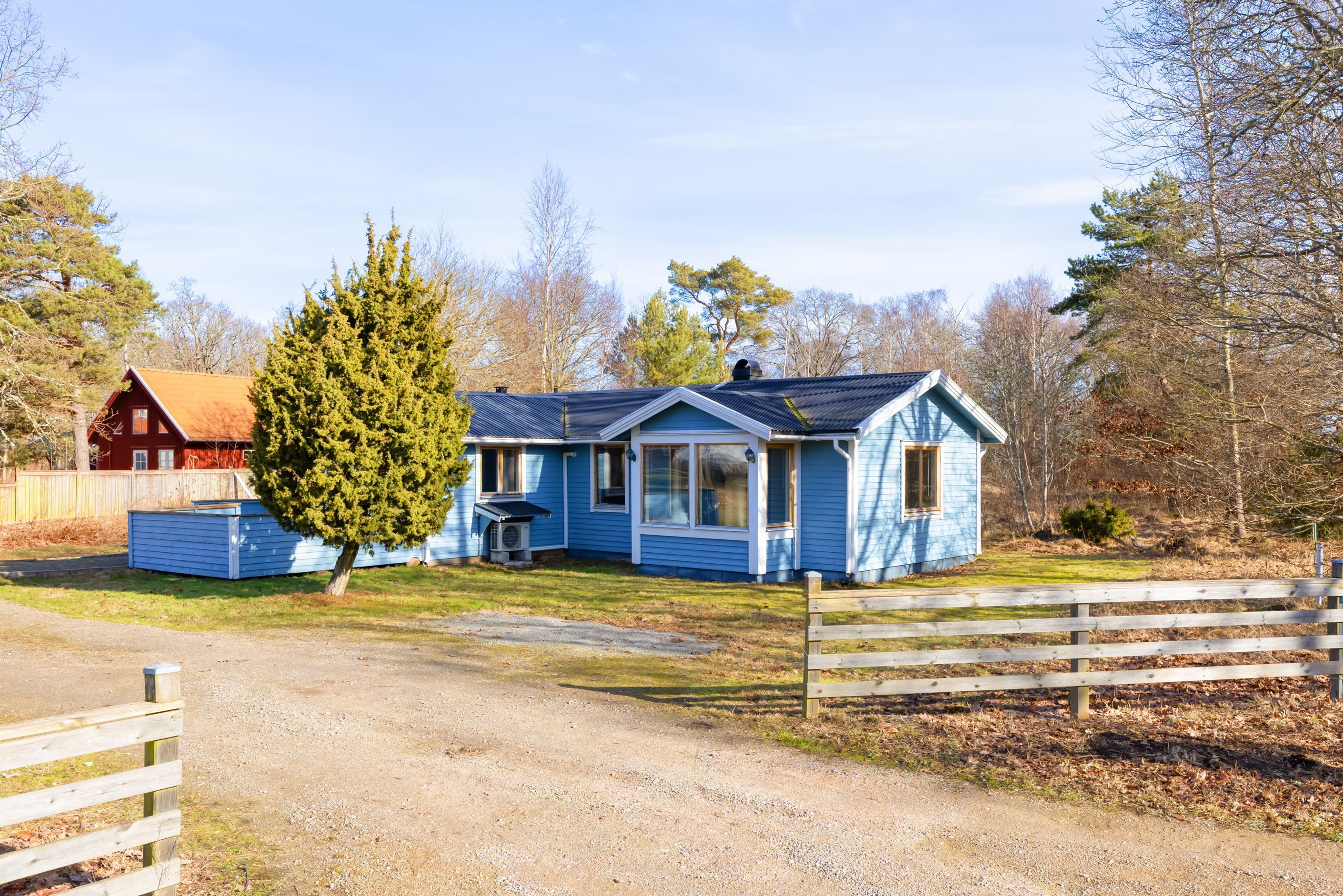 Vägen upp mot huset ger en mysig och välkomnande känsla