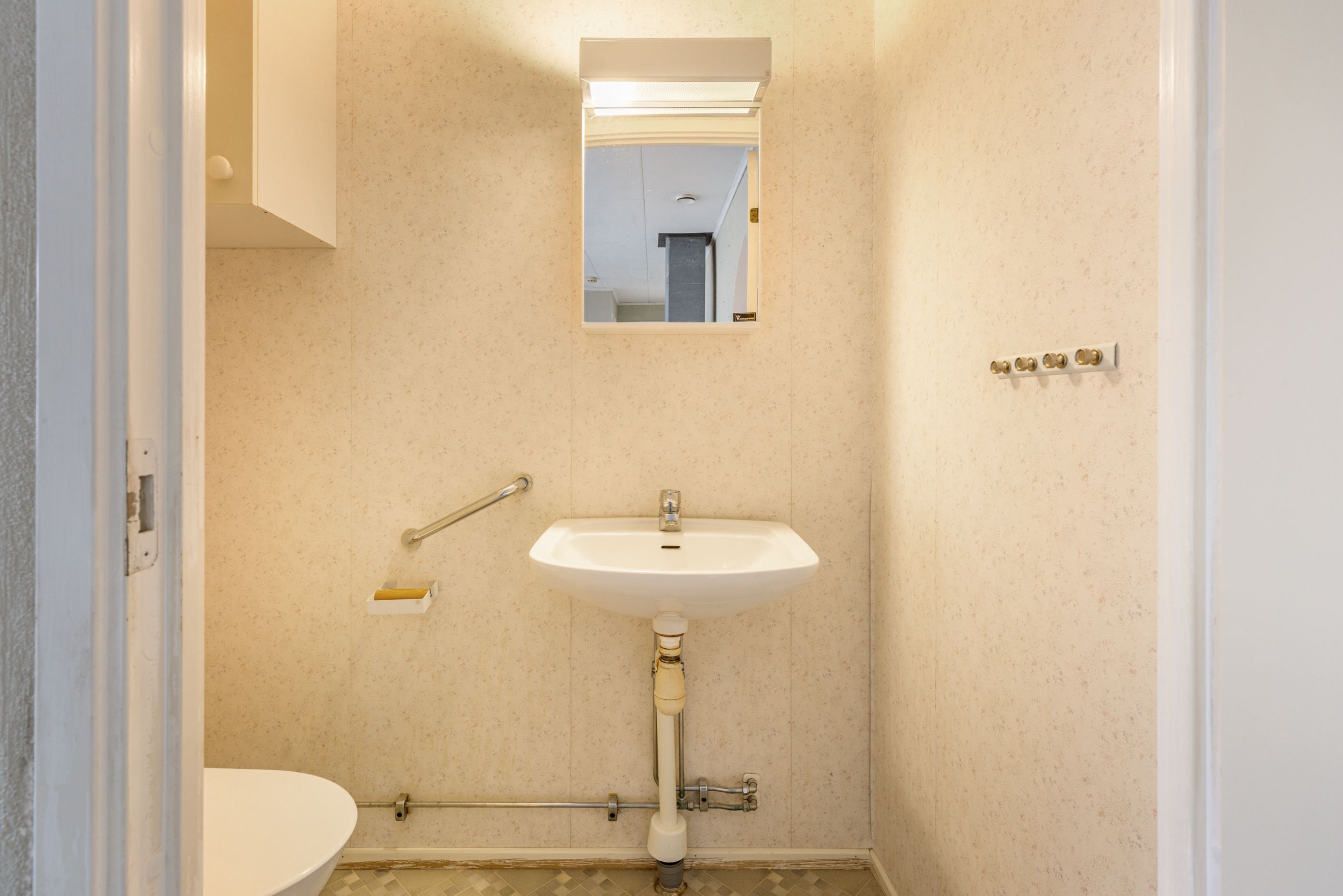 Mysigt allrum i husets centrala del med braskamin som skapar extra värme och en härlig stämning