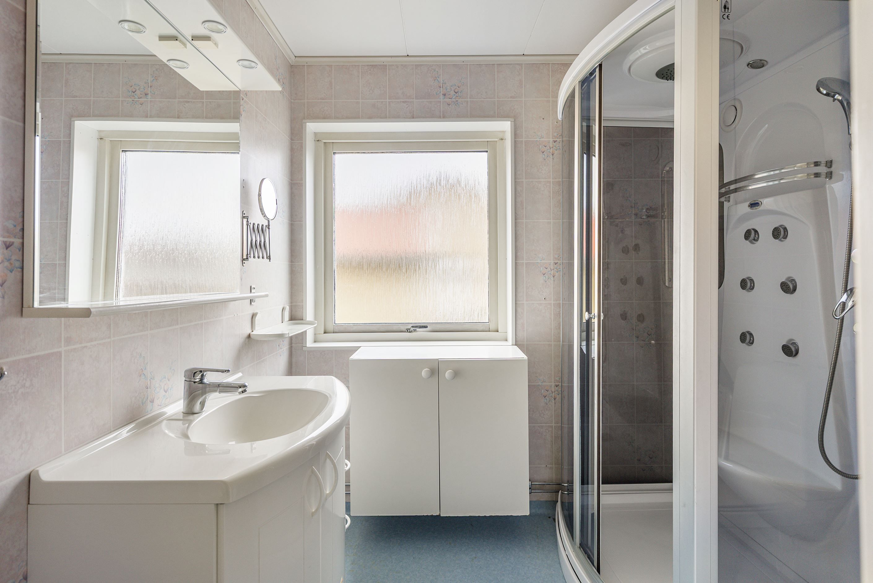 Badrum med duschkabin