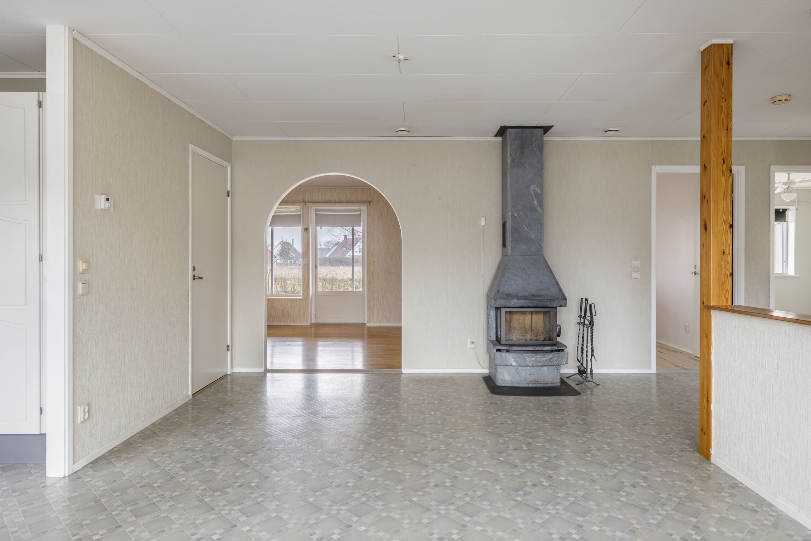 Mysigt allrum i husets centrala del med en braskamin som skapar extra värme och en härlig stämning!