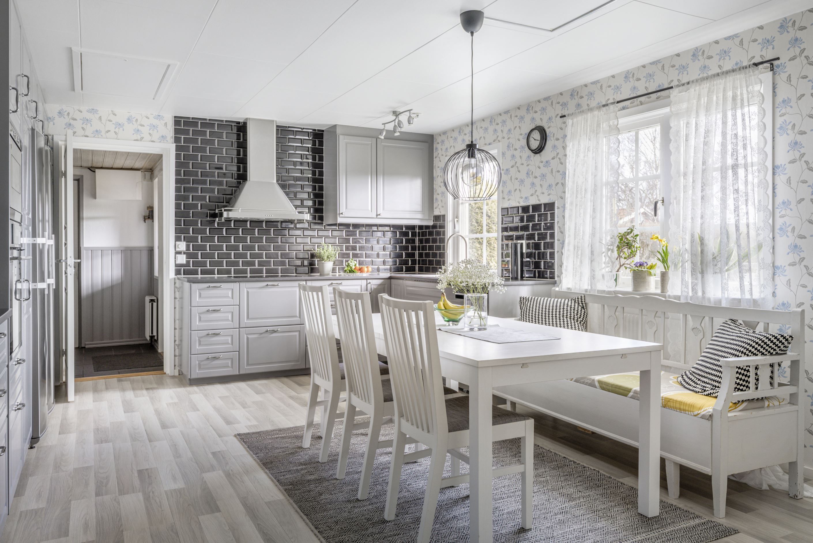 Kök med plats för större matbord