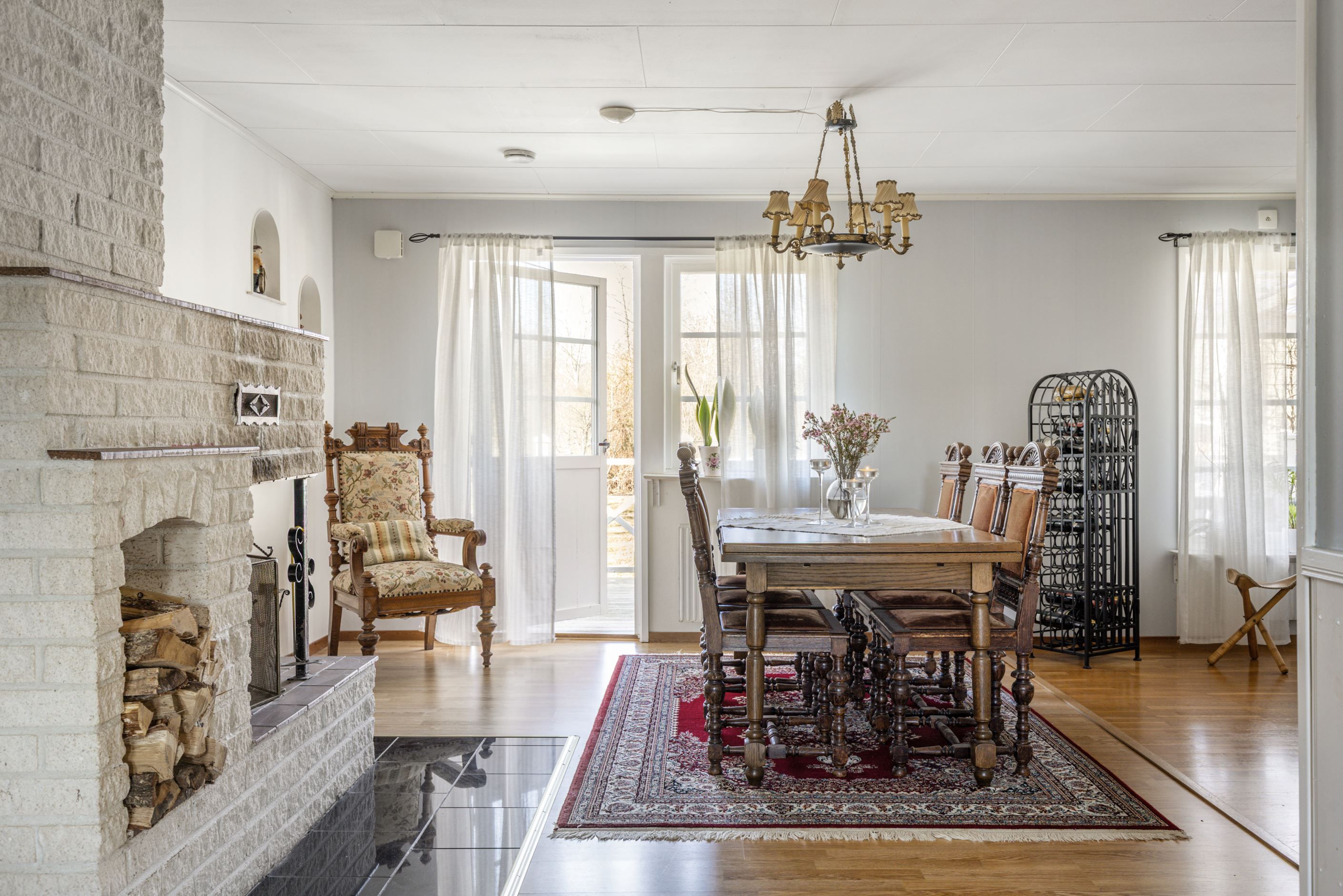 Vardagsrum med utgång till altandäck