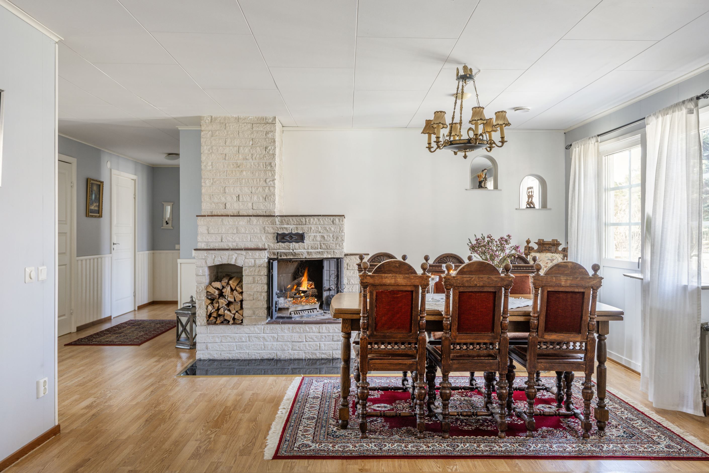 Matsal med öppen spis