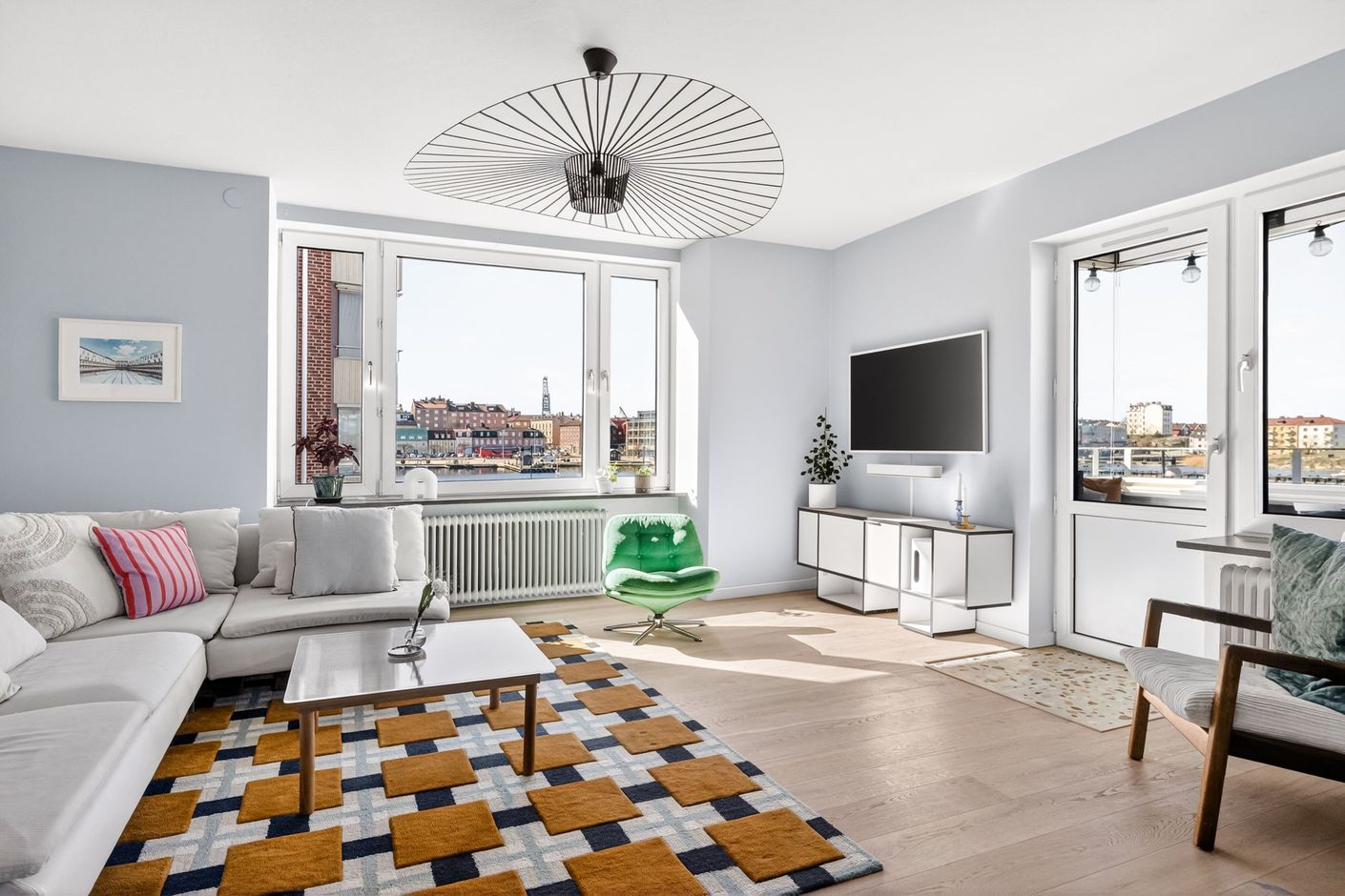 Vardagsrum med havsutsikt