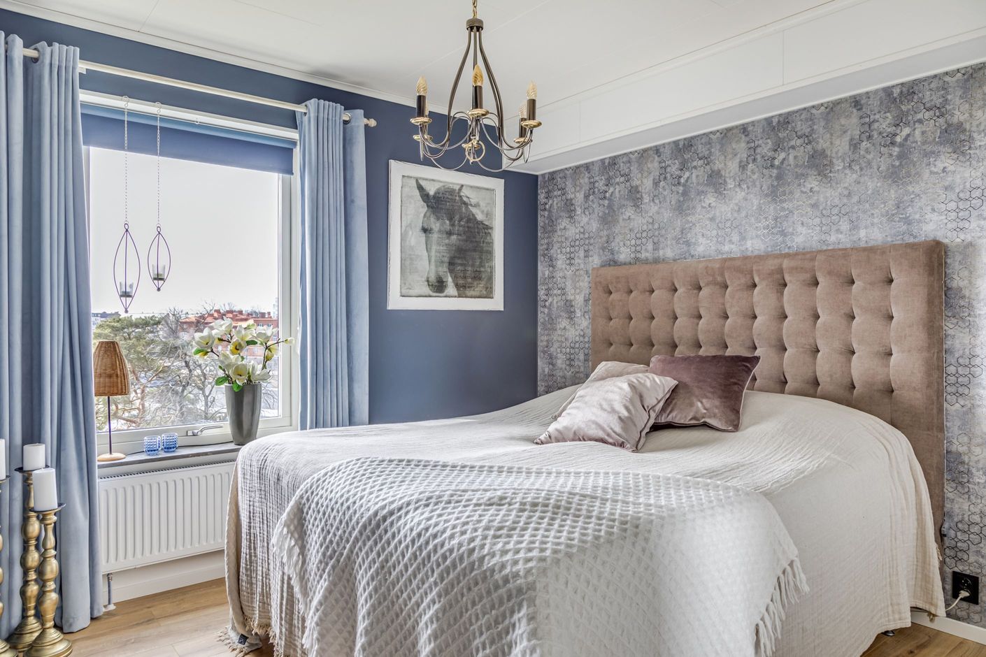 Stort sovrum med plats för dubbelsäng