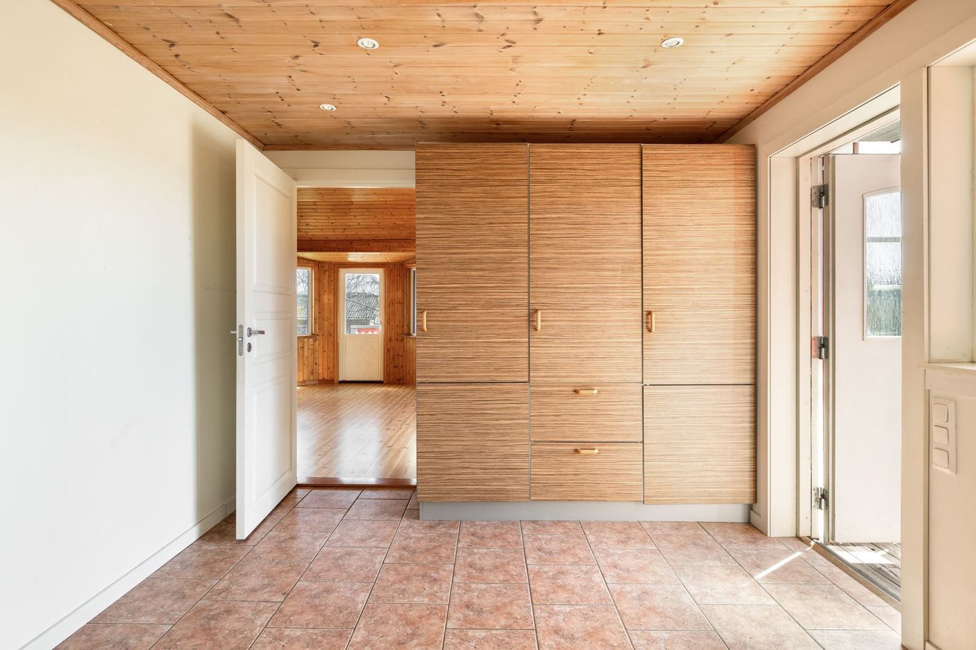 Praktisk hall med klinker på golvet