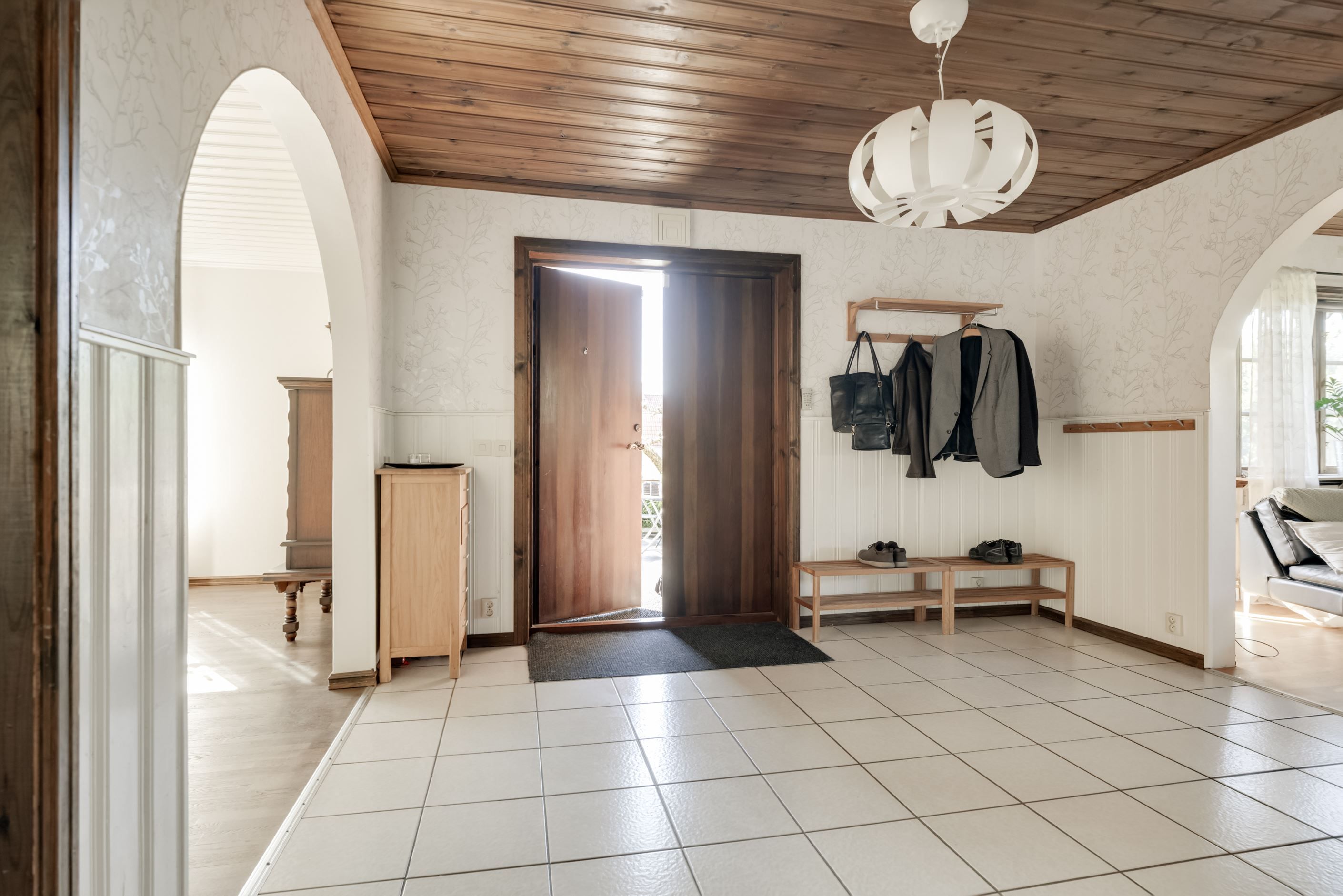 Du välkomnas in i en stor och välkomnande hall