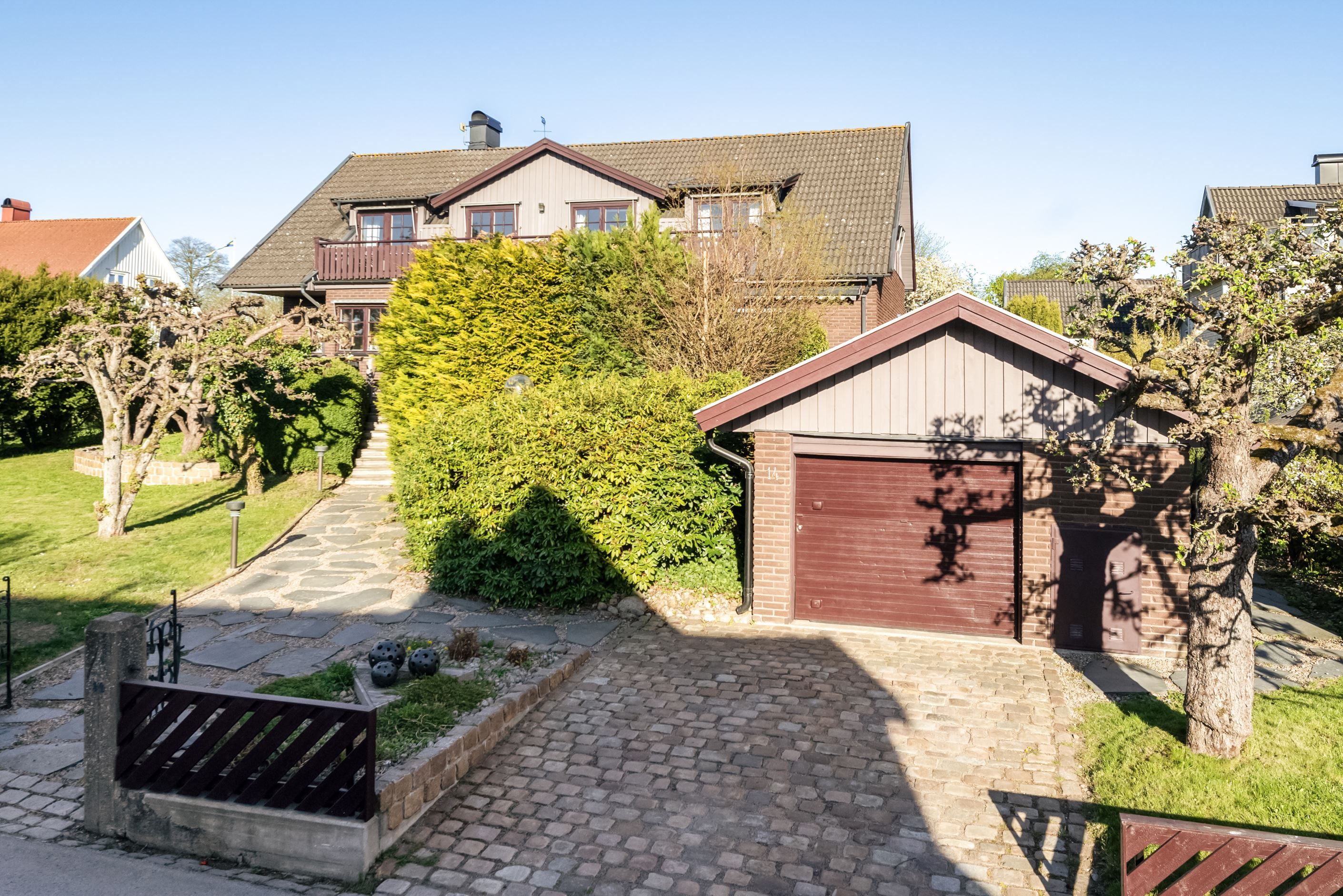 Framsida, vackert stenlagd och garage