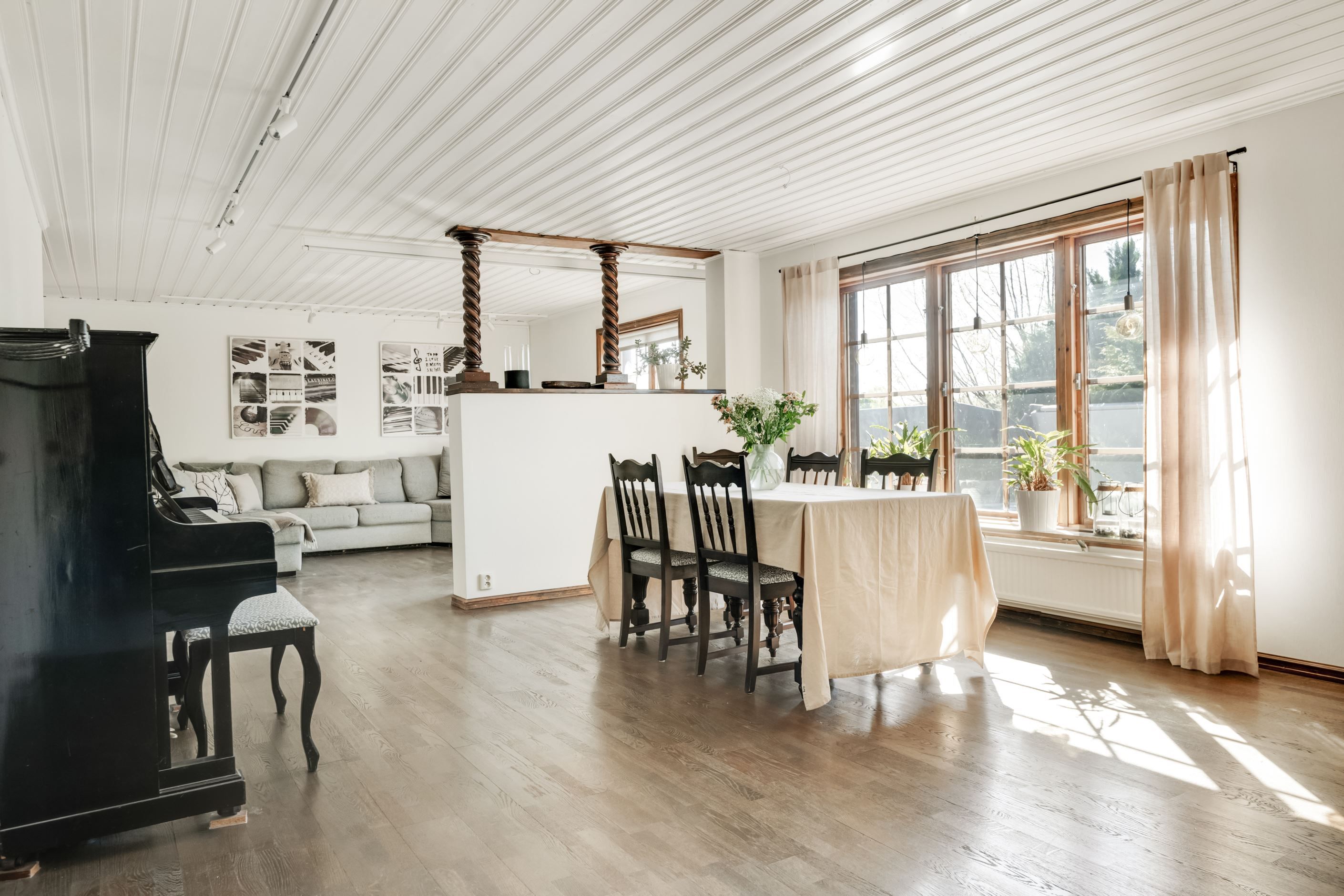 Man möts av stora öppna rum med stora fönsterpartier