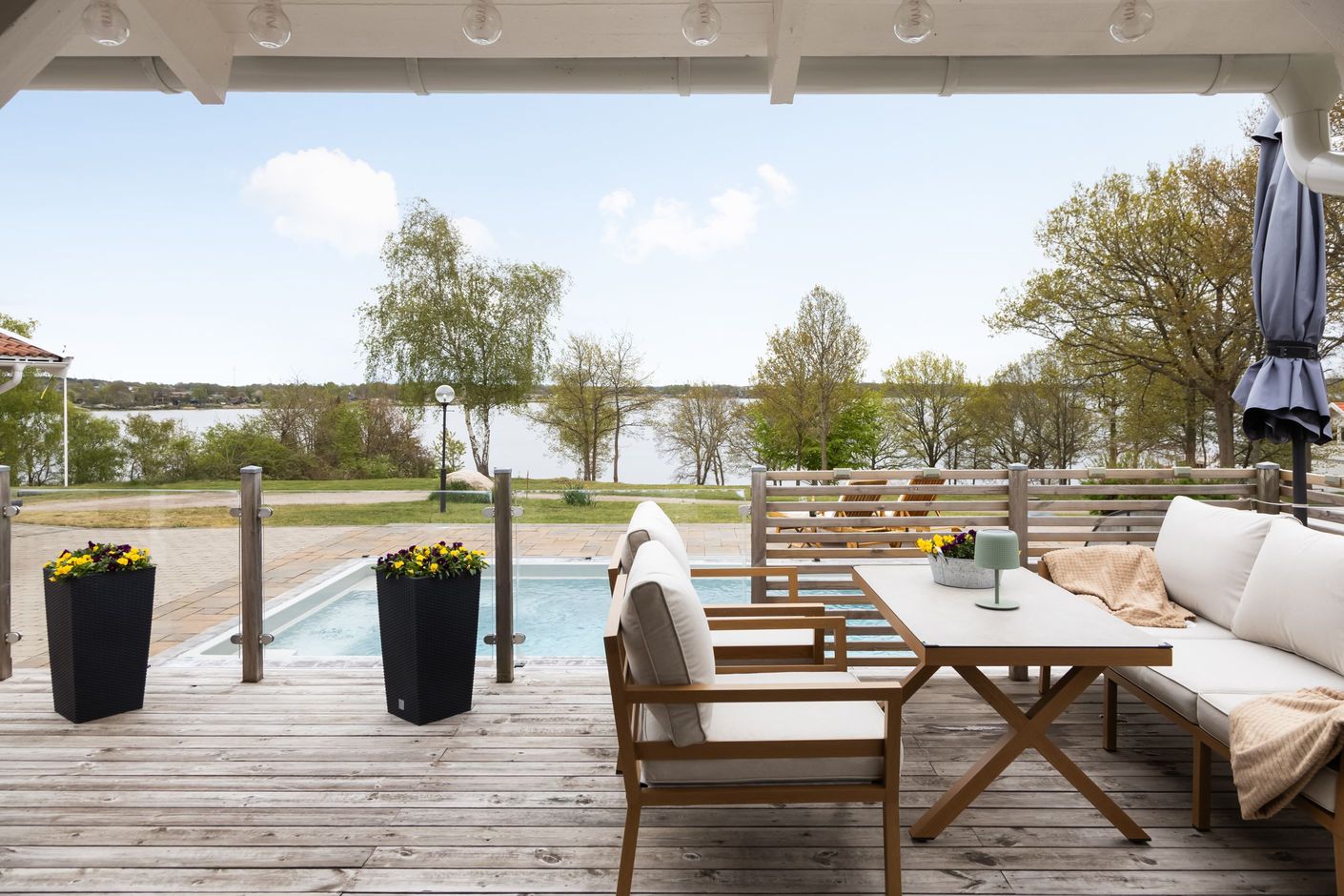 Uteplats framsida med pool