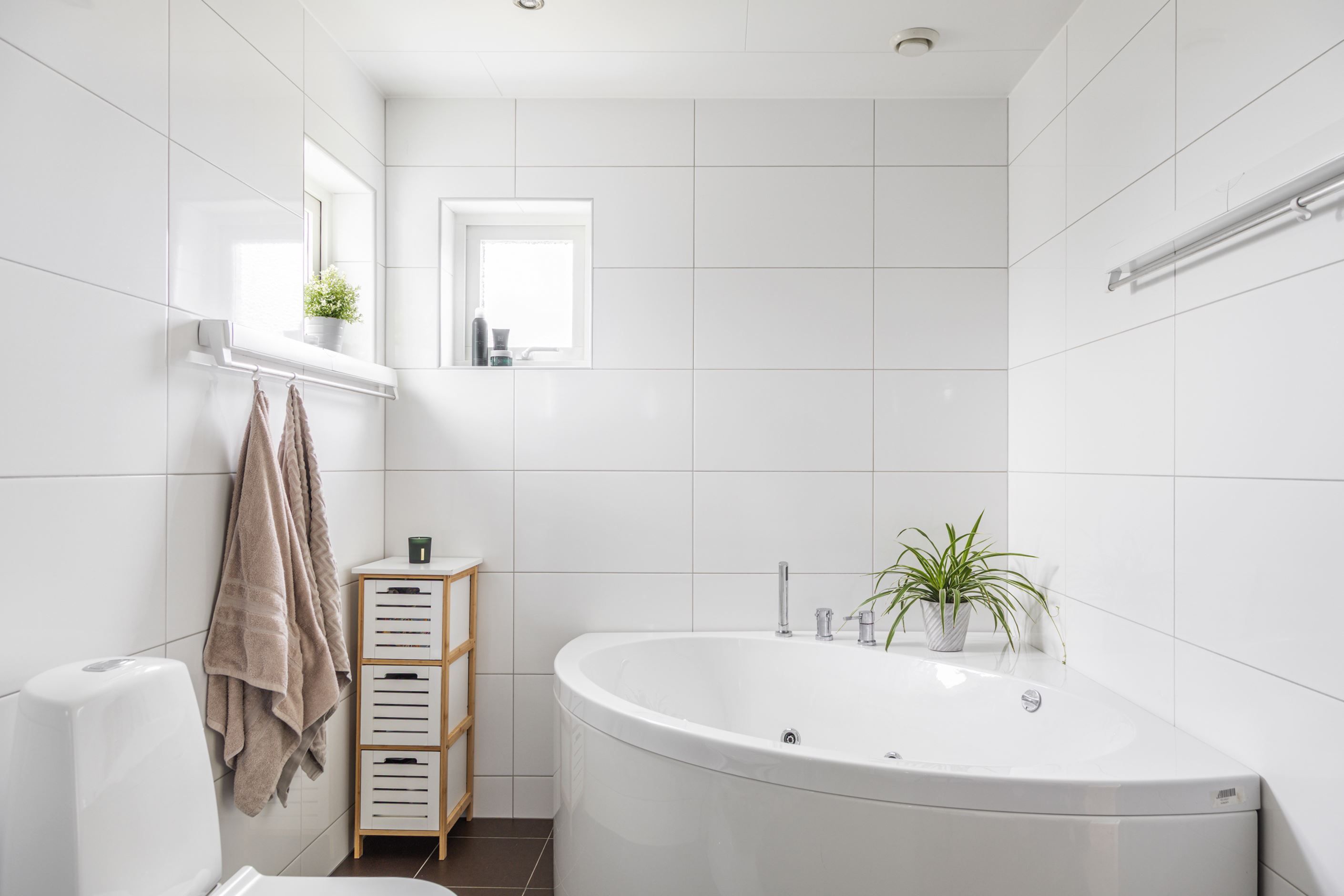 Master bathroom med badkar och...